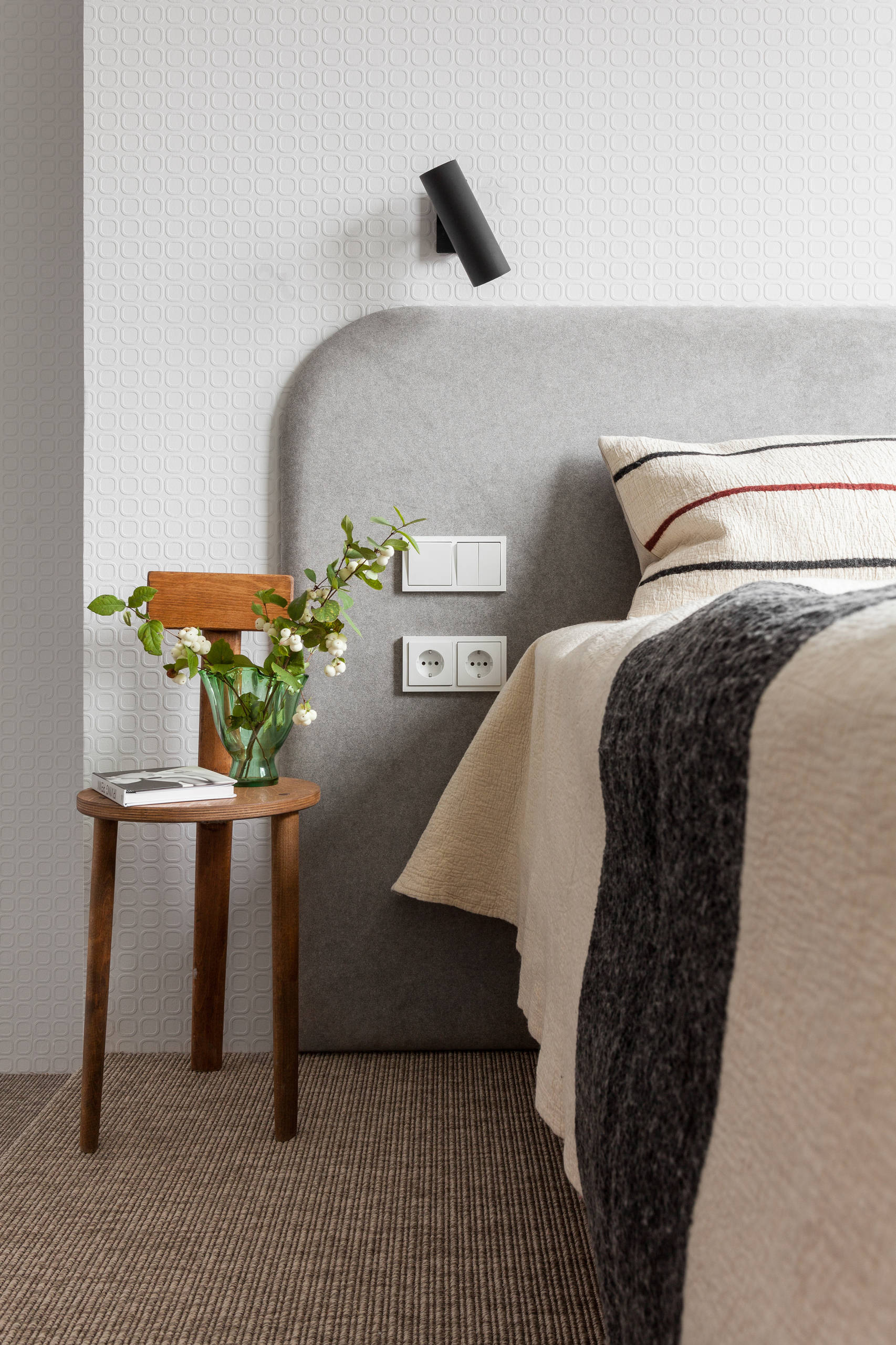 Houzz тур: Квартира в духе 1970-х — с розовым туфом и винтажем