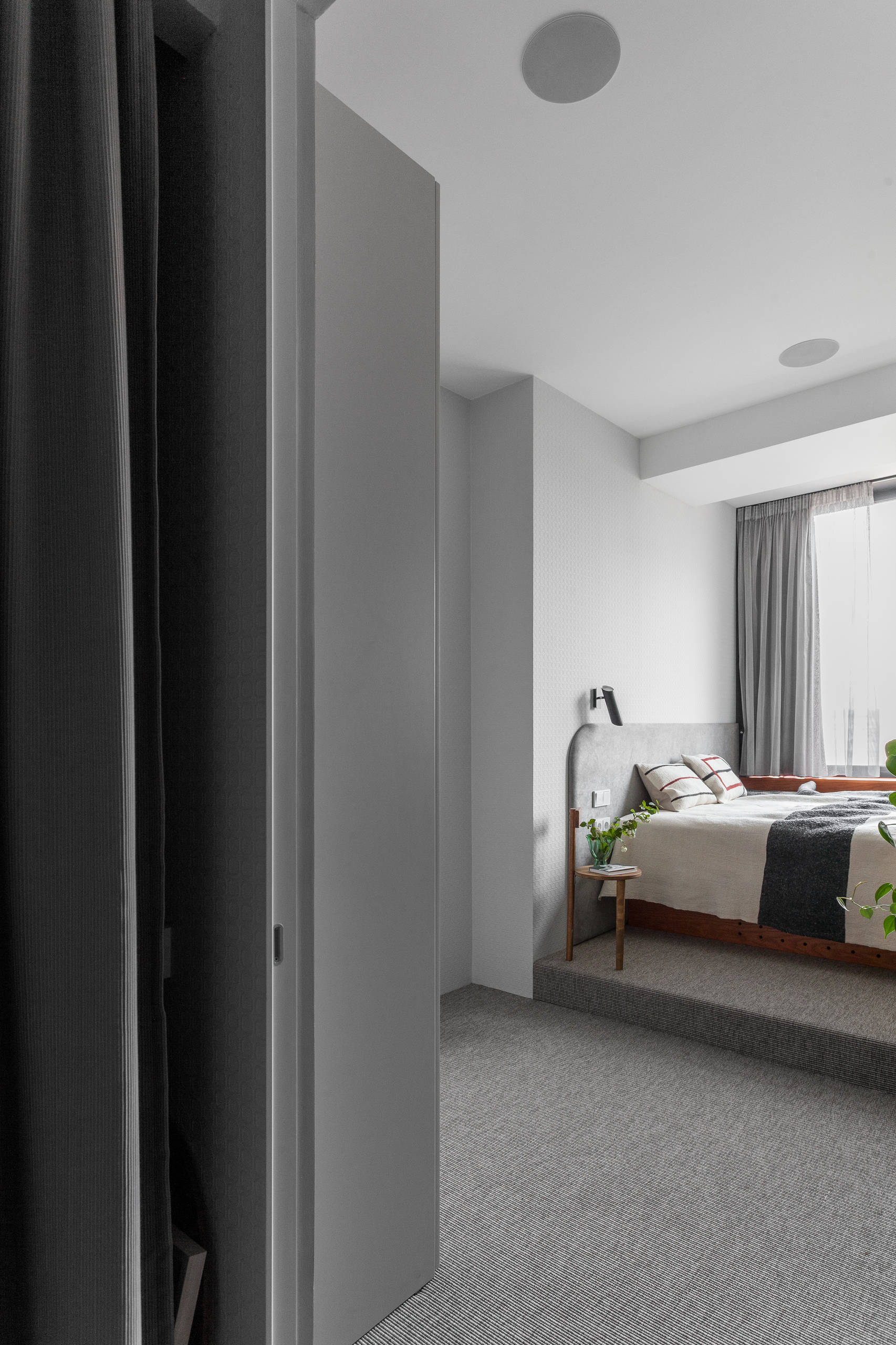 Houzz тур: Квартира в духе 1970-х — с розовым туфом и винтажем