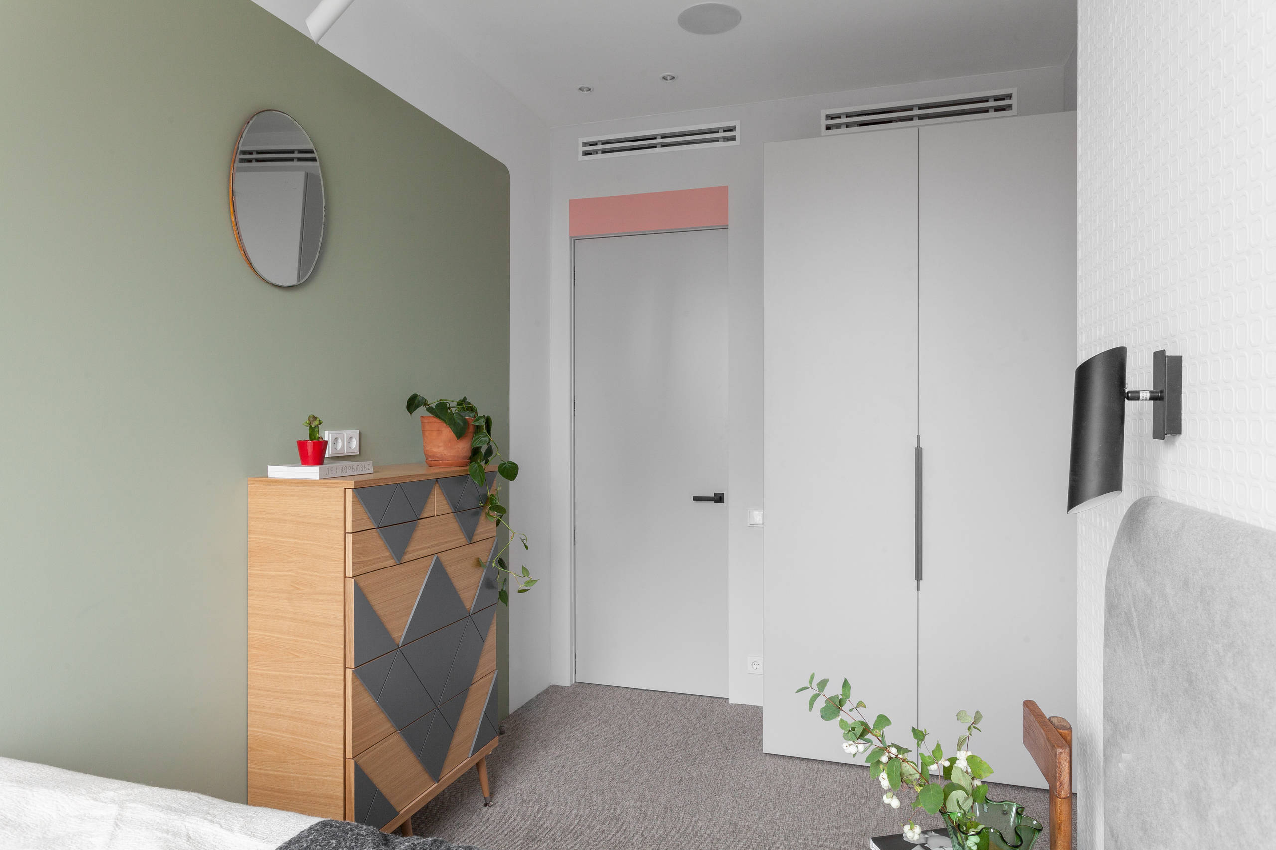 Houzz тур: Квартира в духе 1970-х — с розовым туфом и винтажем