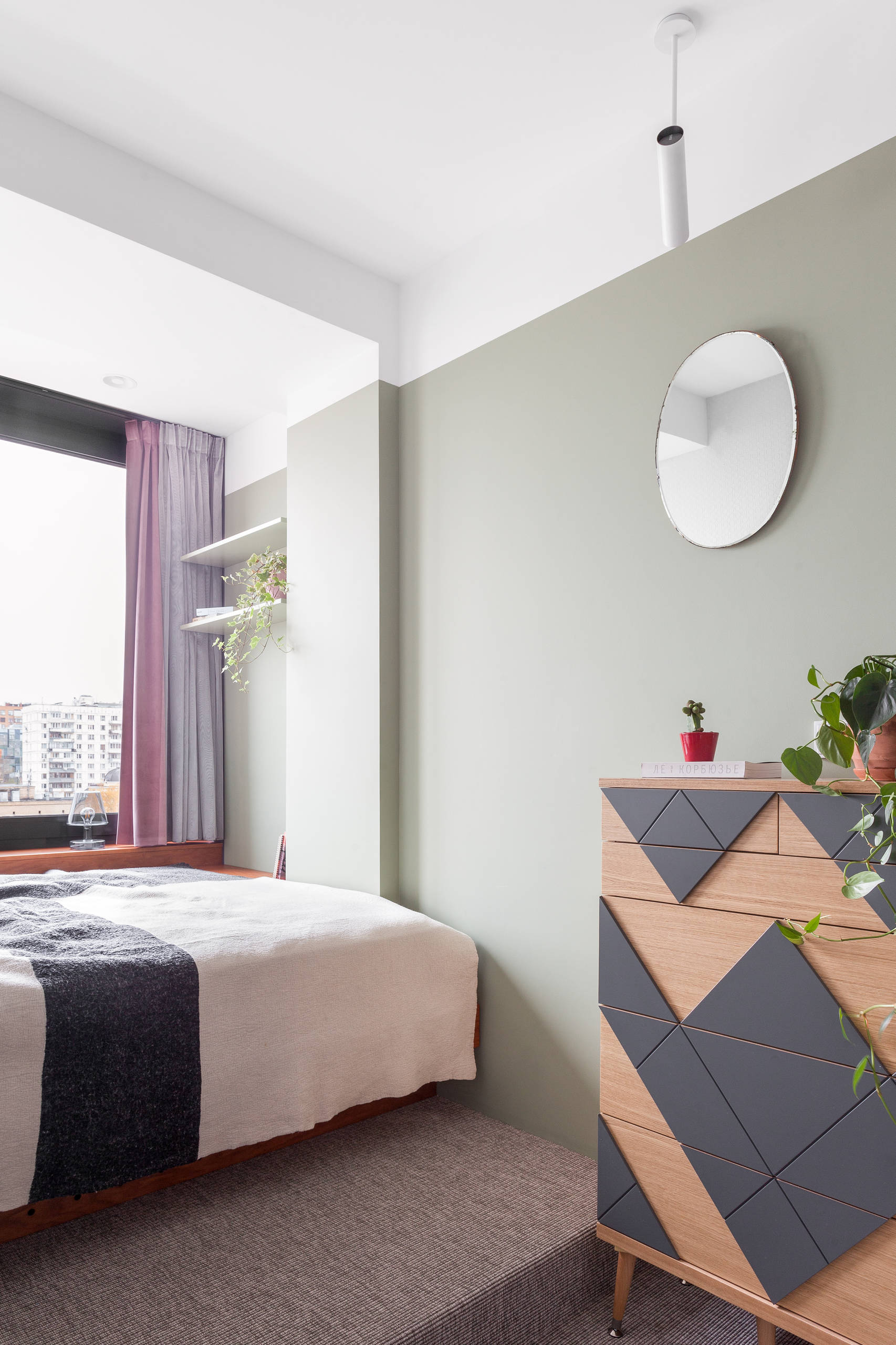 Houzz тур: Квартира в духе 1970-х — с розовым туфом и винтажем