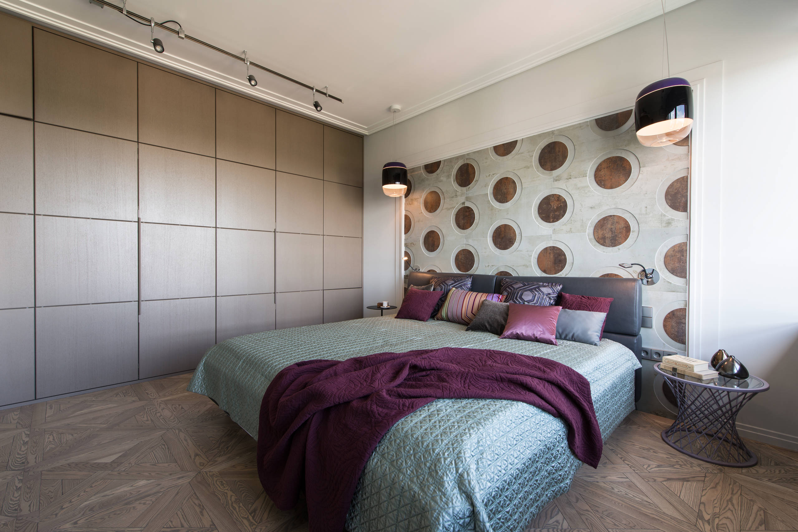 Houzz тур: Кашпо Родриго и керамогранит в спальне для молодой семьи