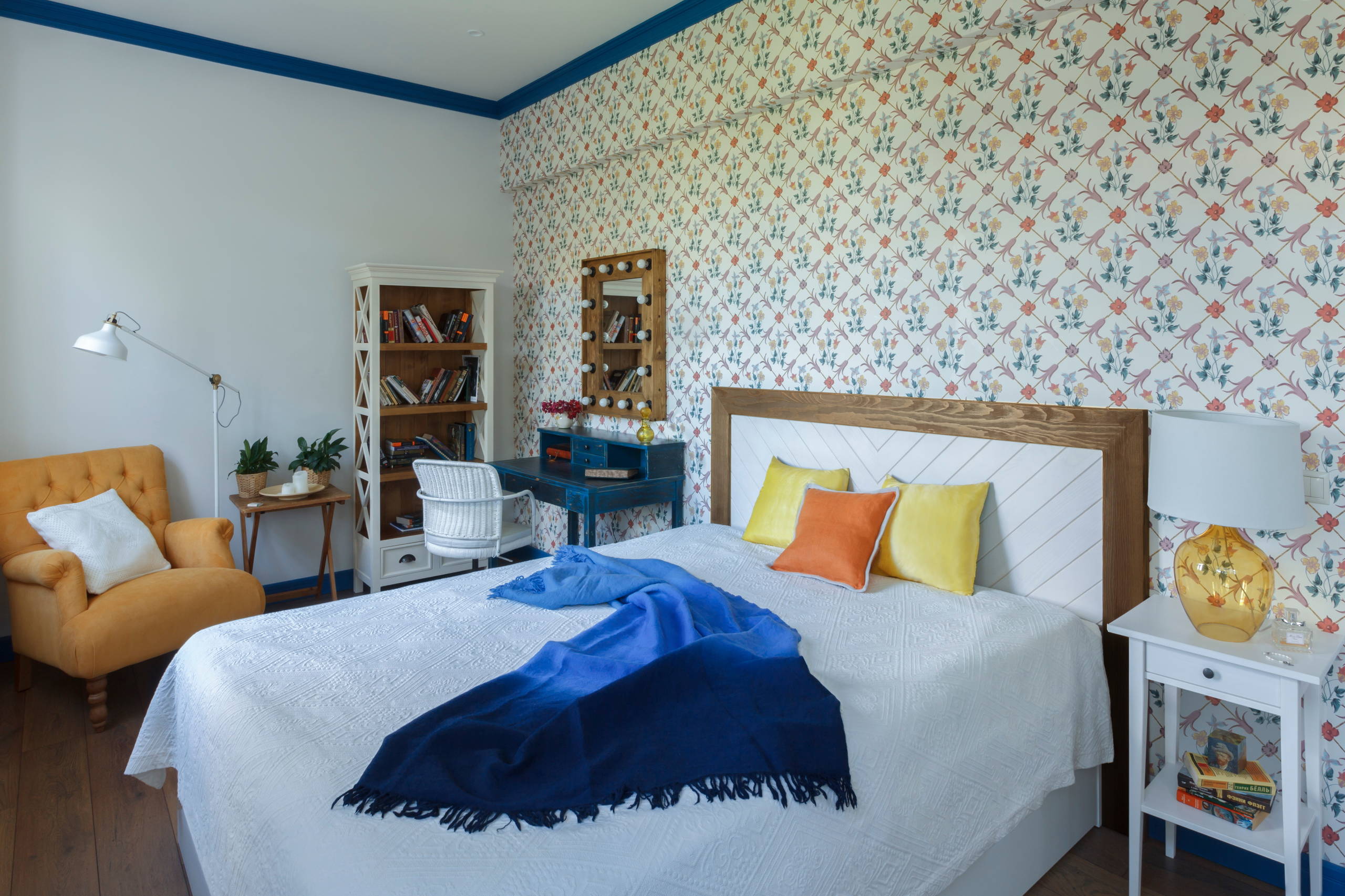 Houzz тур: Микки Маус и синие карнизы в «двушке» для пары