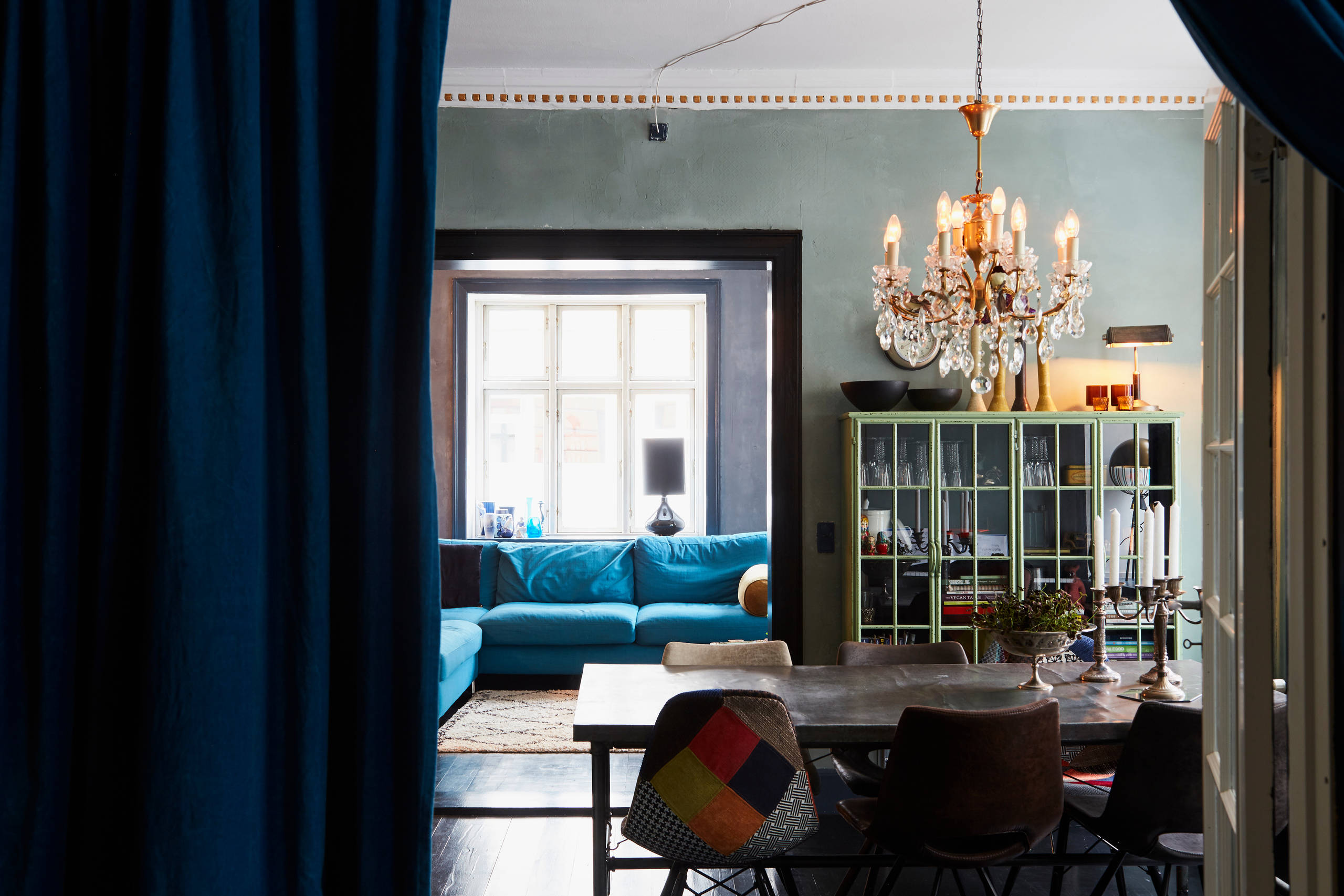 Houzz Дания: Квартира в темных тонах с золотым узором на потолке