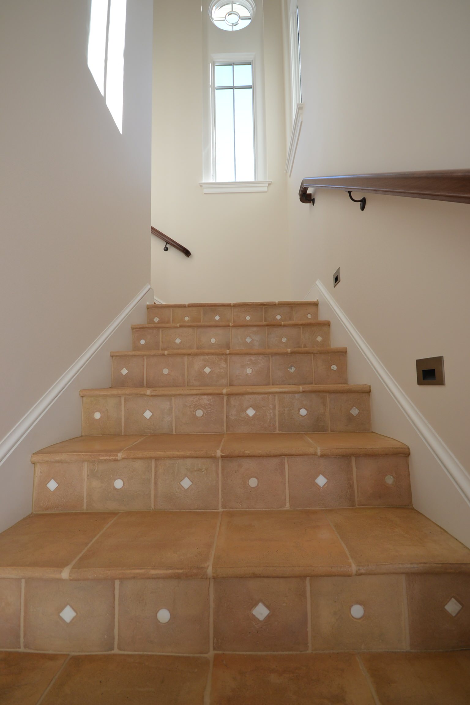 Материалы: Как выбрать плитку для ступеней лестницы