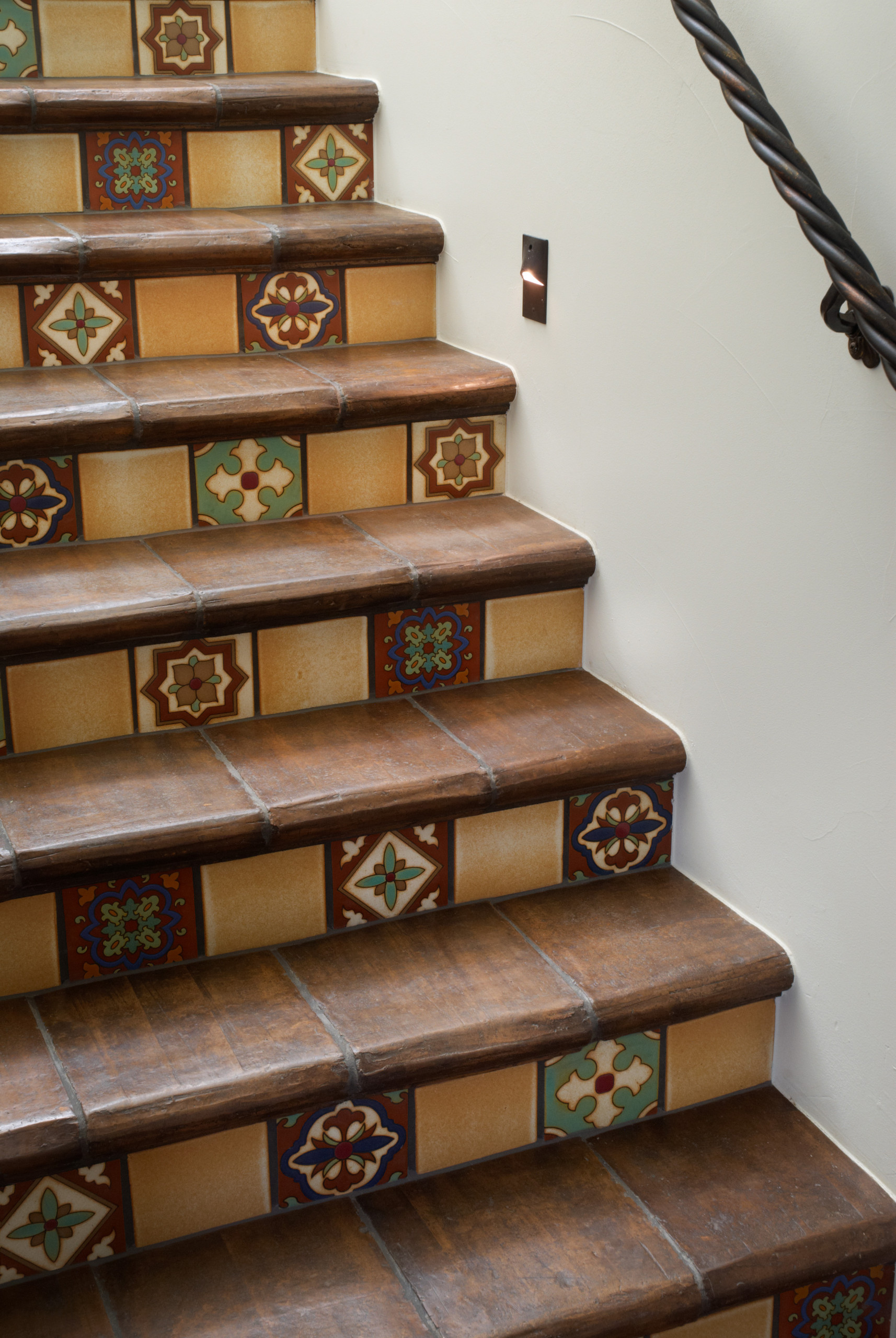 Материалы: Как выбрать плитку для ступеней лестницы