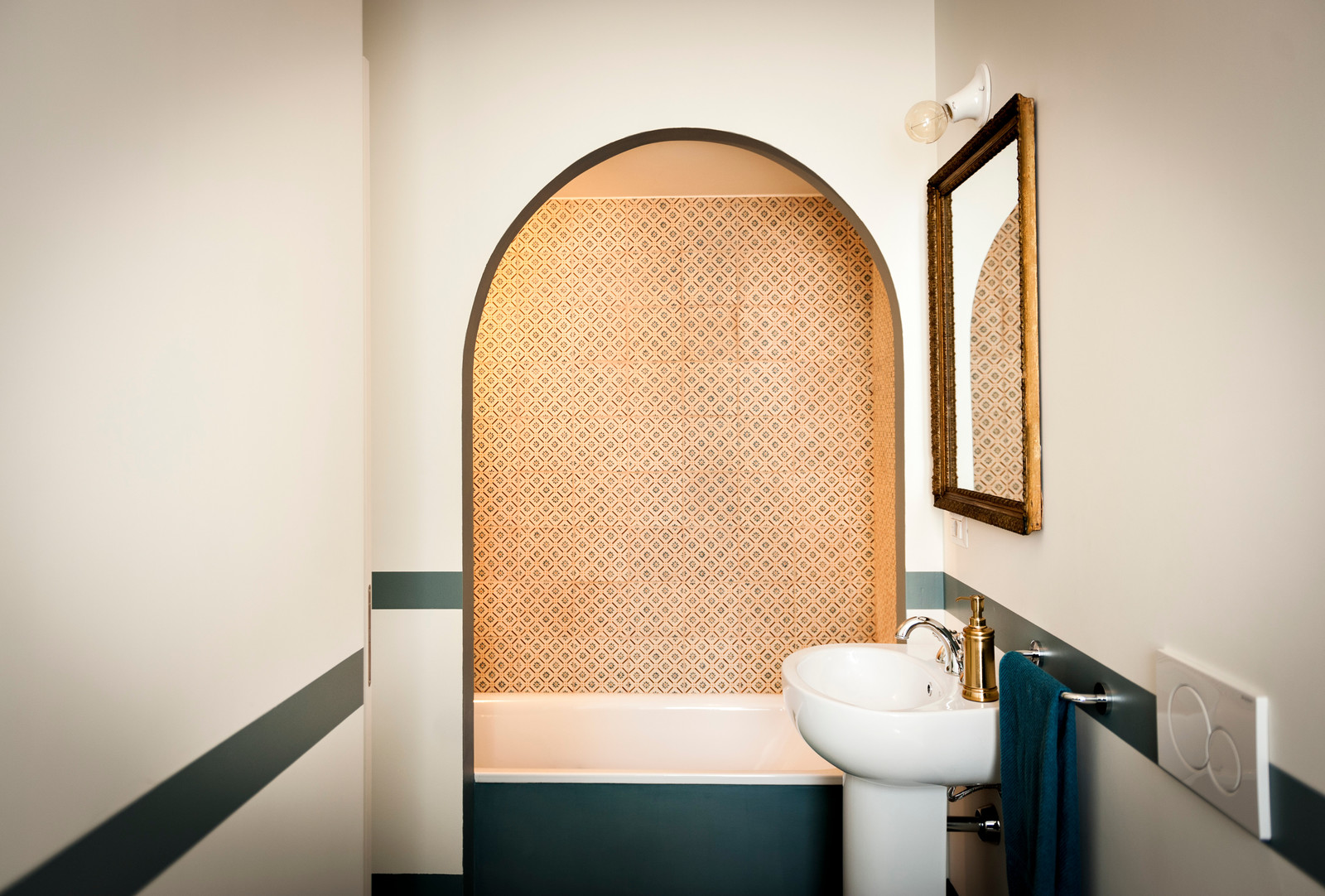 Только фото: Ванна в нише