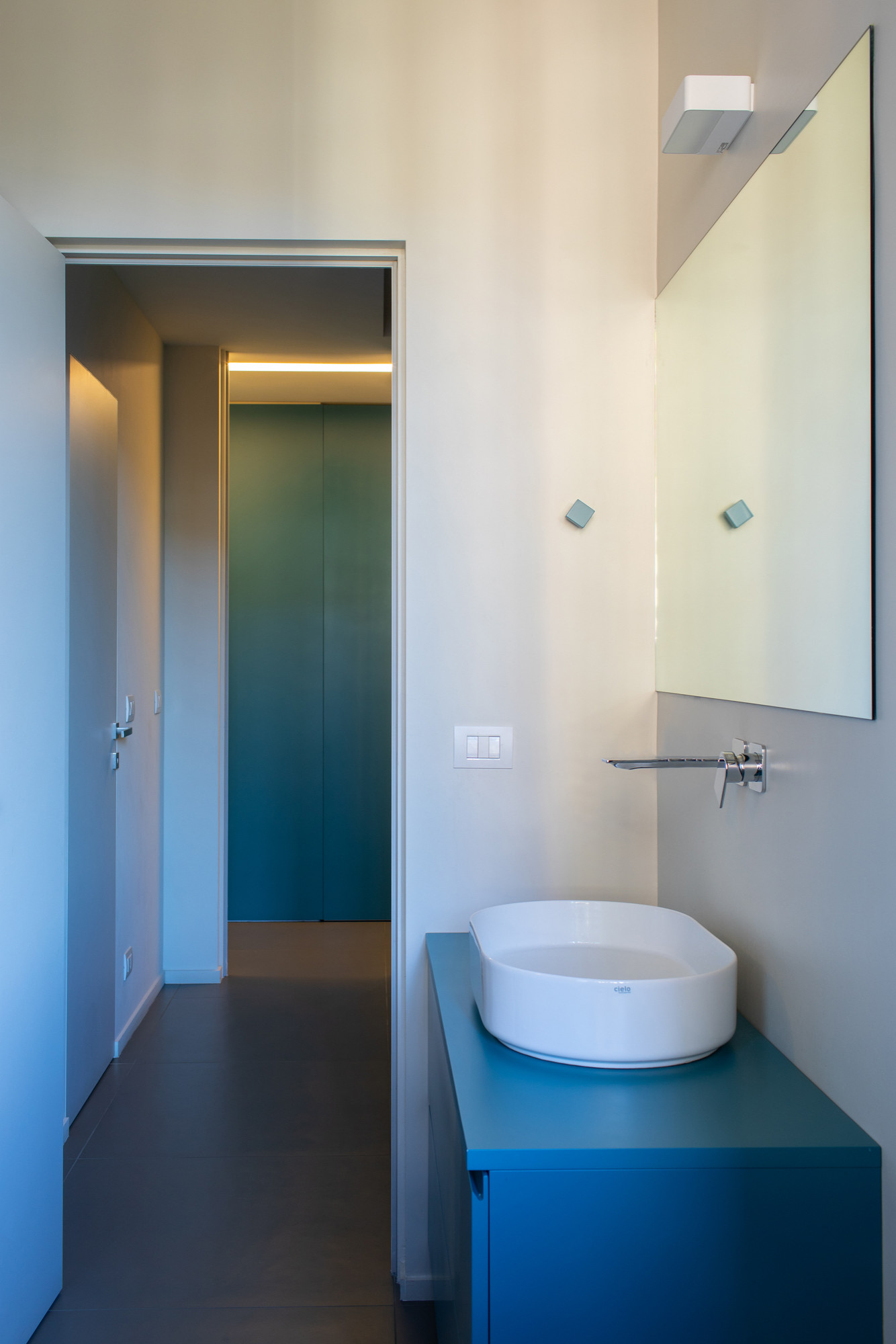 Houzz Италия: Квартира со шкафом-воронкой в прихожей