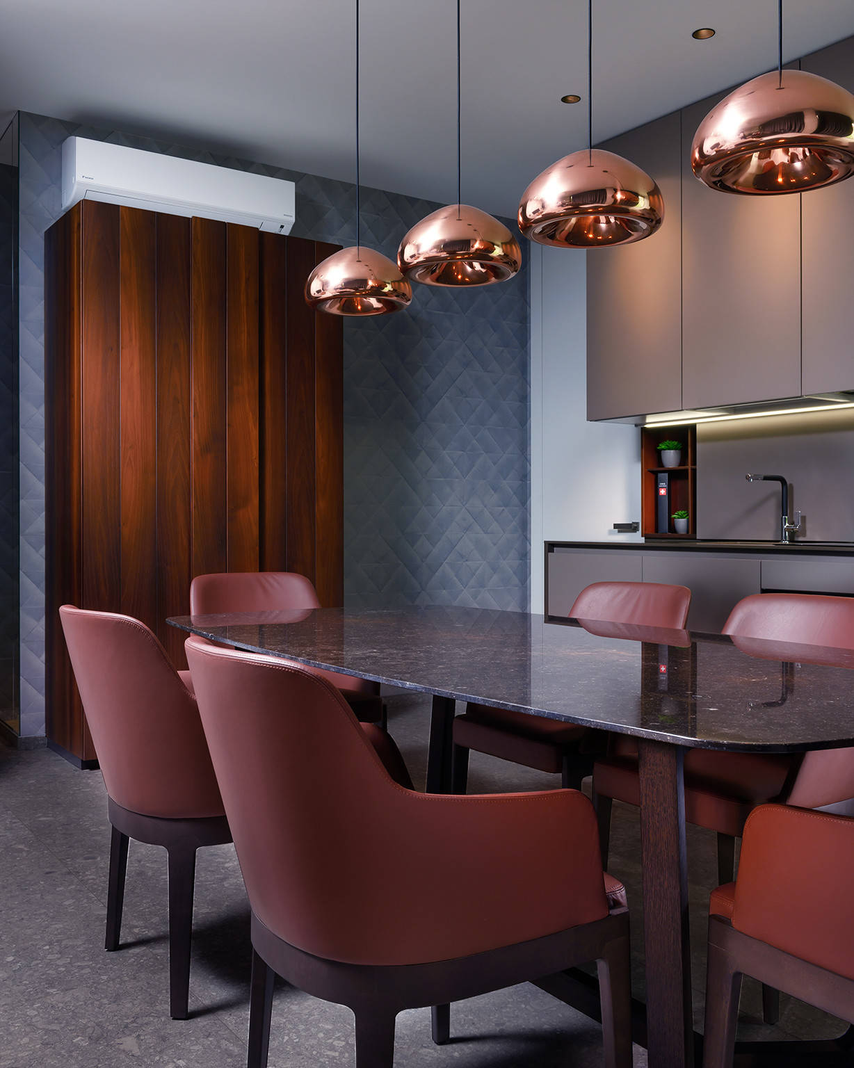 Houzz Украина: Мужская квартира с радиусной стеной