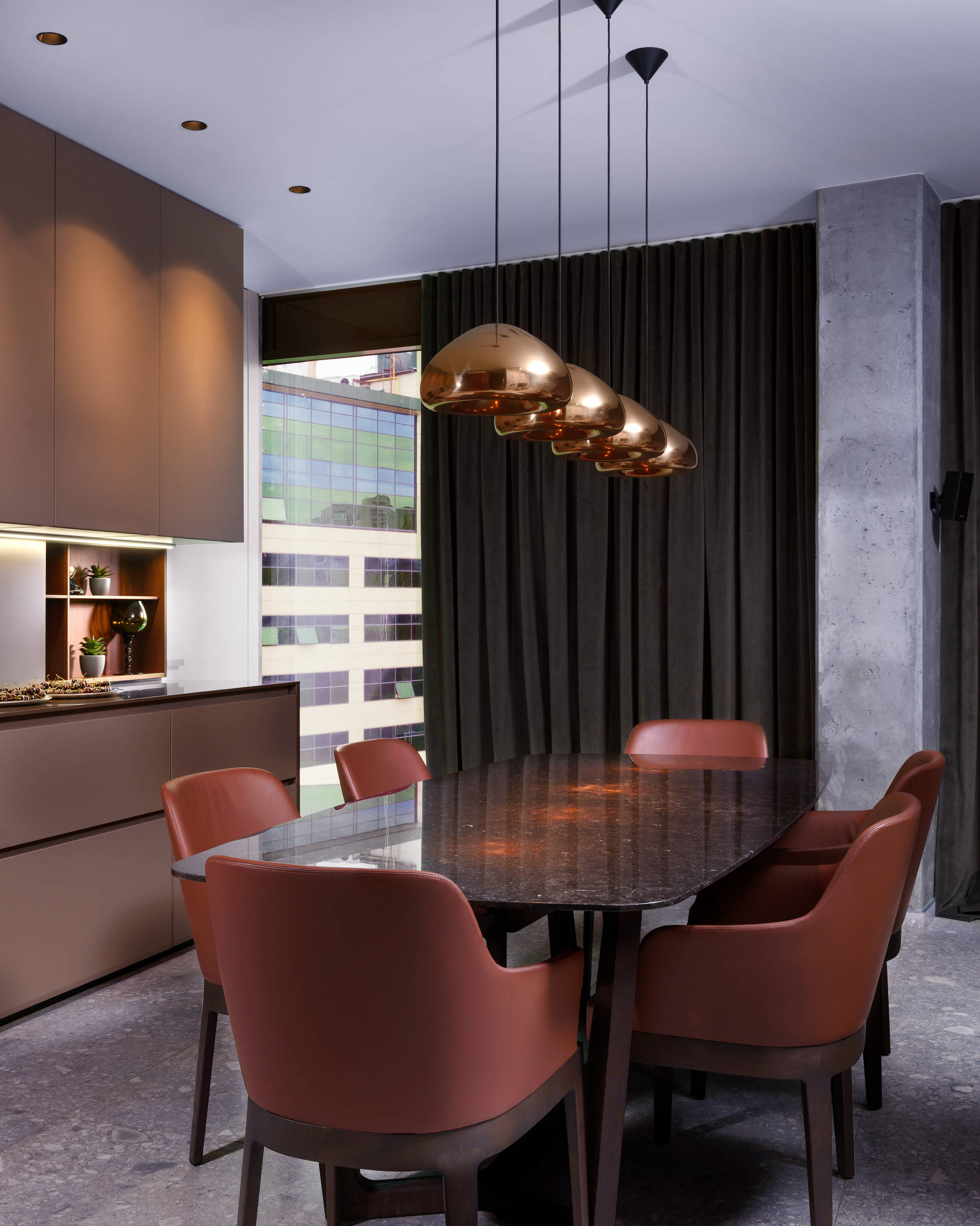 Houzz Украина: Мужская квартира с радиусной стеной