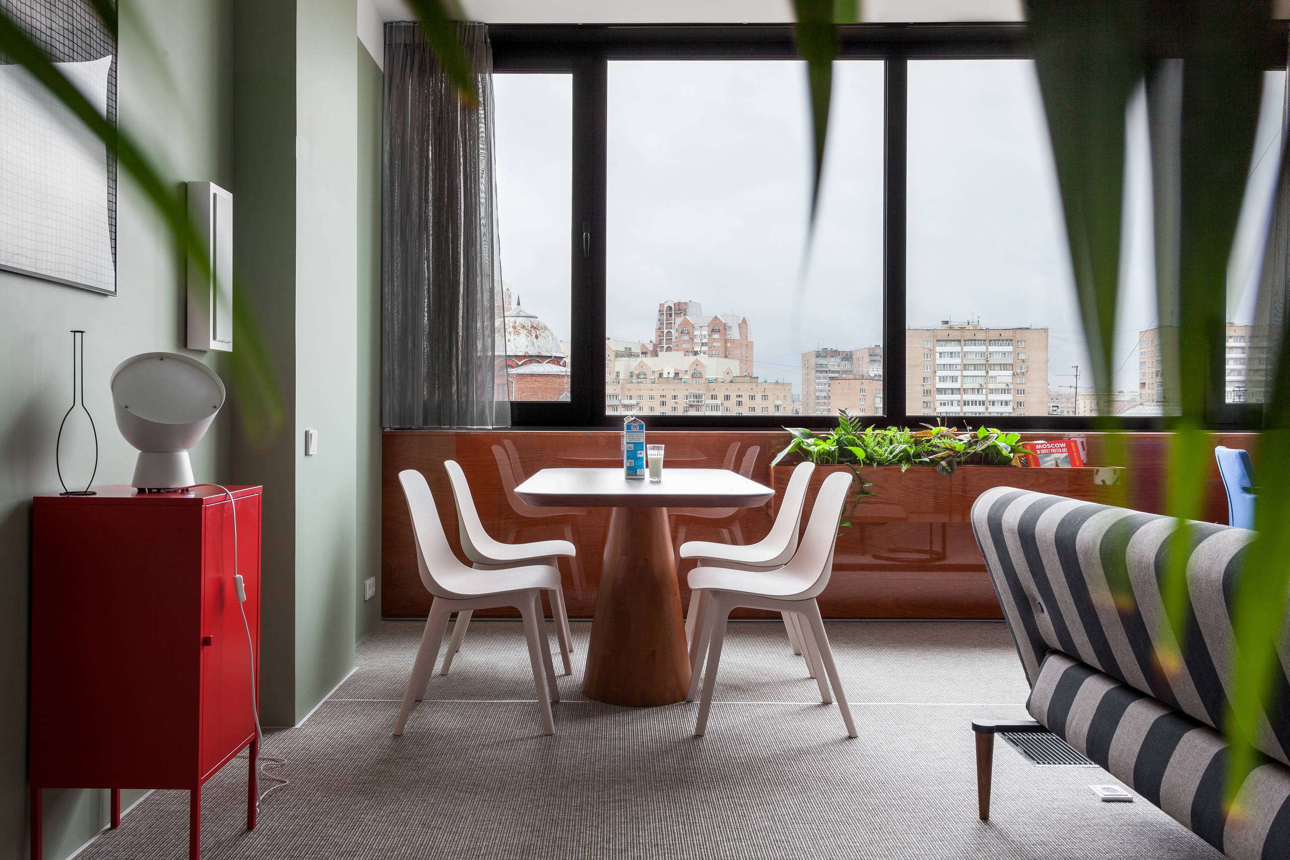 Houzz тур: Квартира в духе 1970-х — с розовым туфом и винтажем