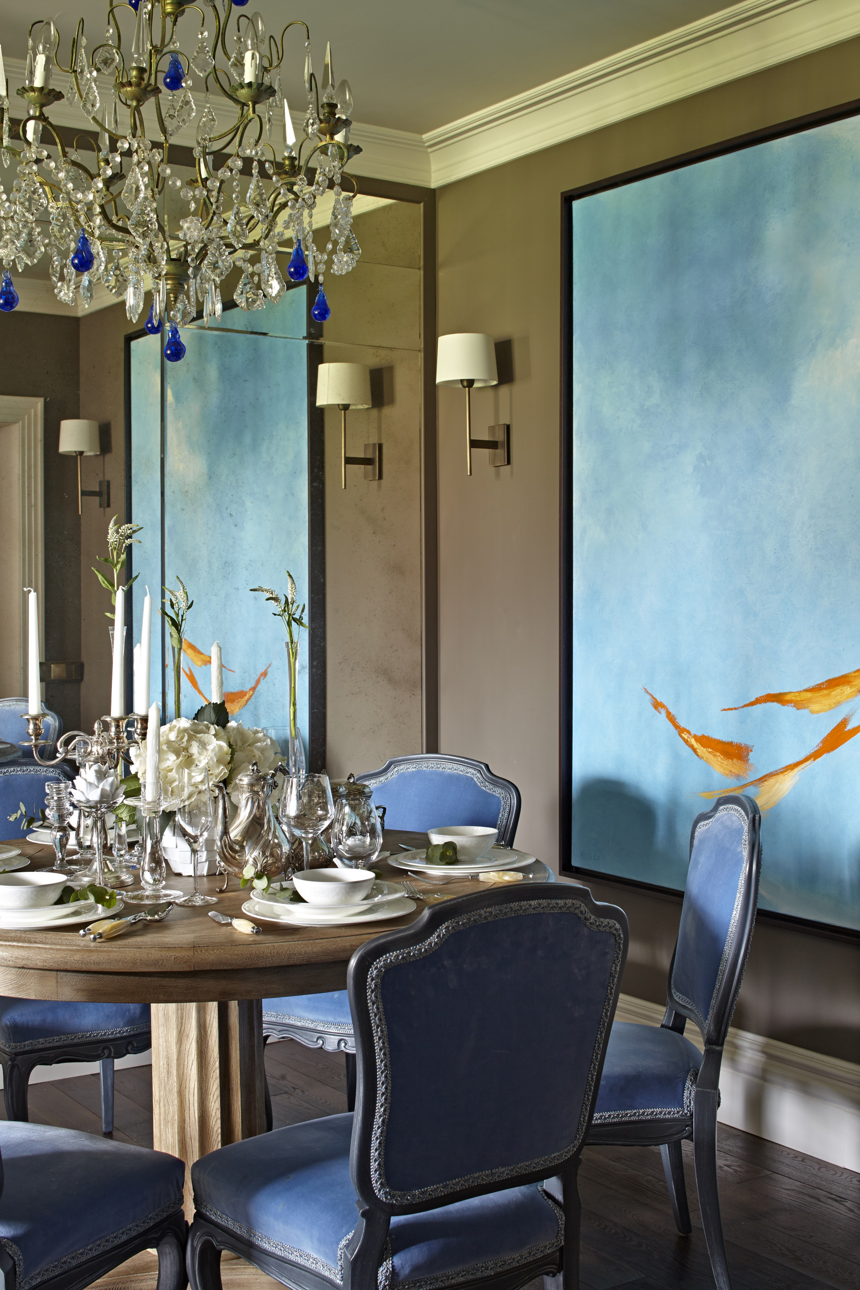 Houzz тур: Светлый таунхаус, полный сложных оттенков синего