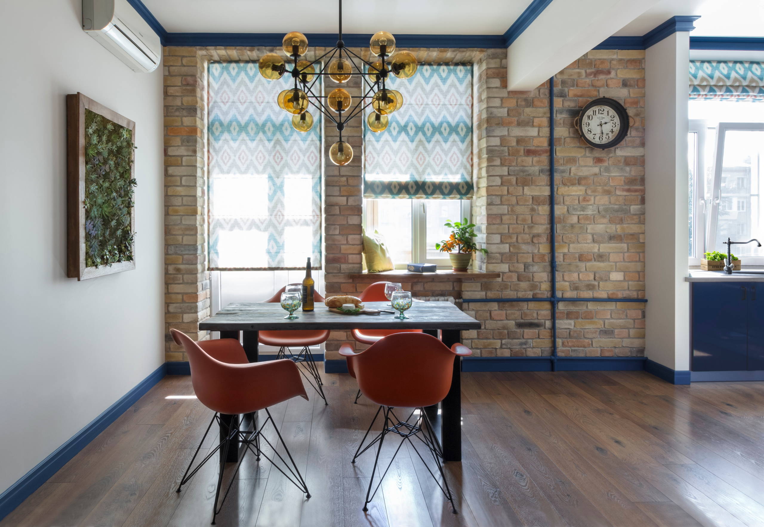 Houzz тур: Микки Маус и синие карнизы в «двушке» для пары