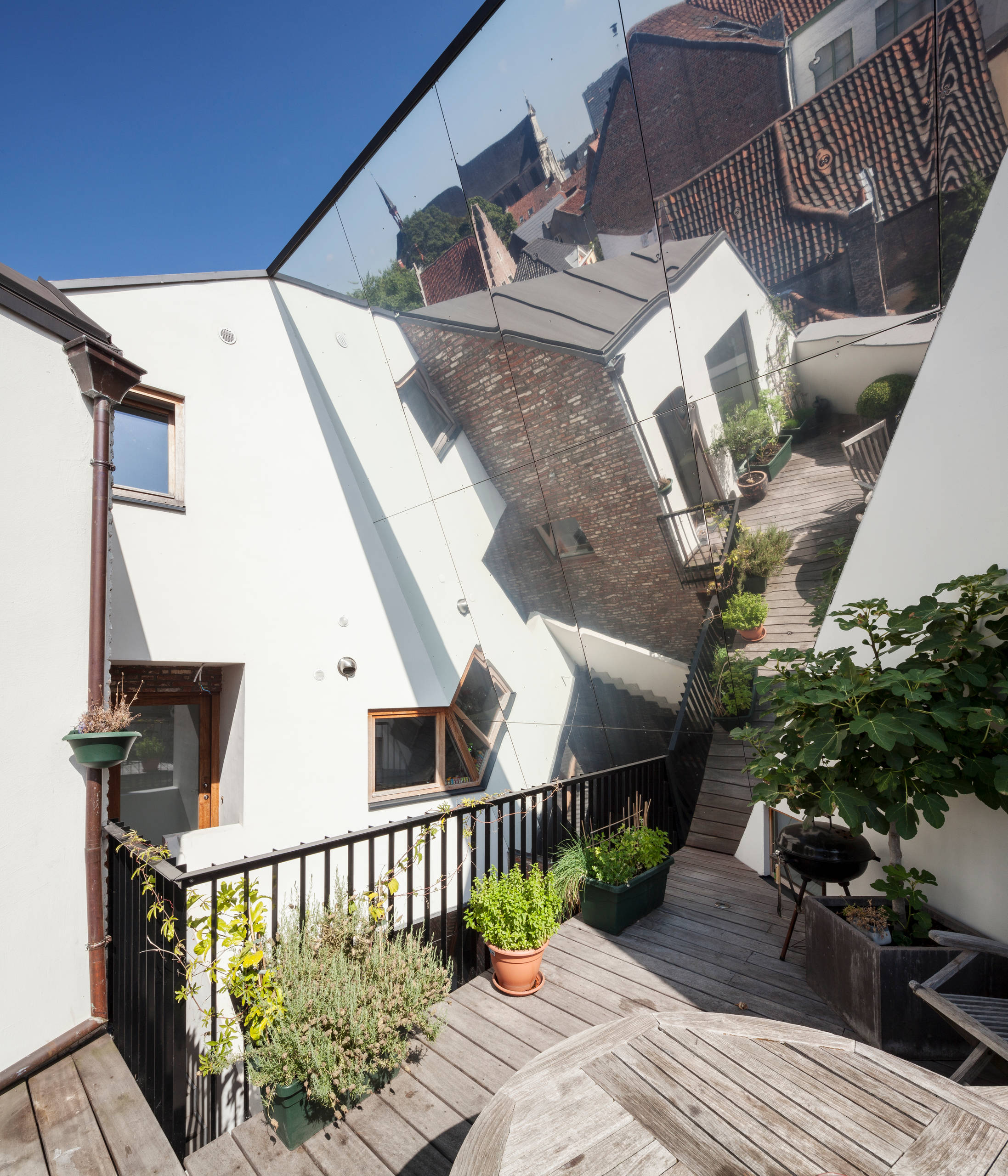 Прогулка на диване: Необычные дома мира с зеркальными фасадами