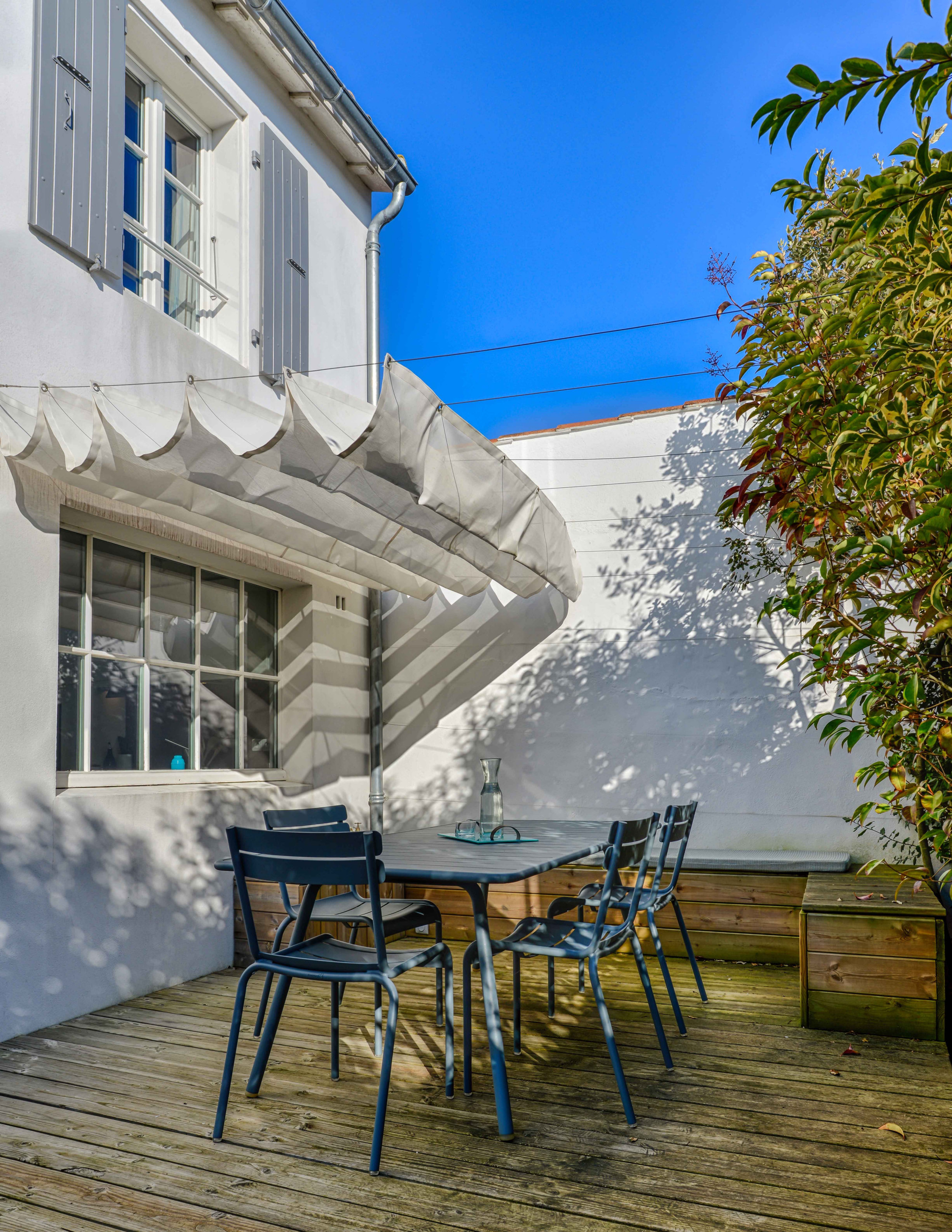 Солнцезащита: Что нужно знать про шторы с другой стороны окна