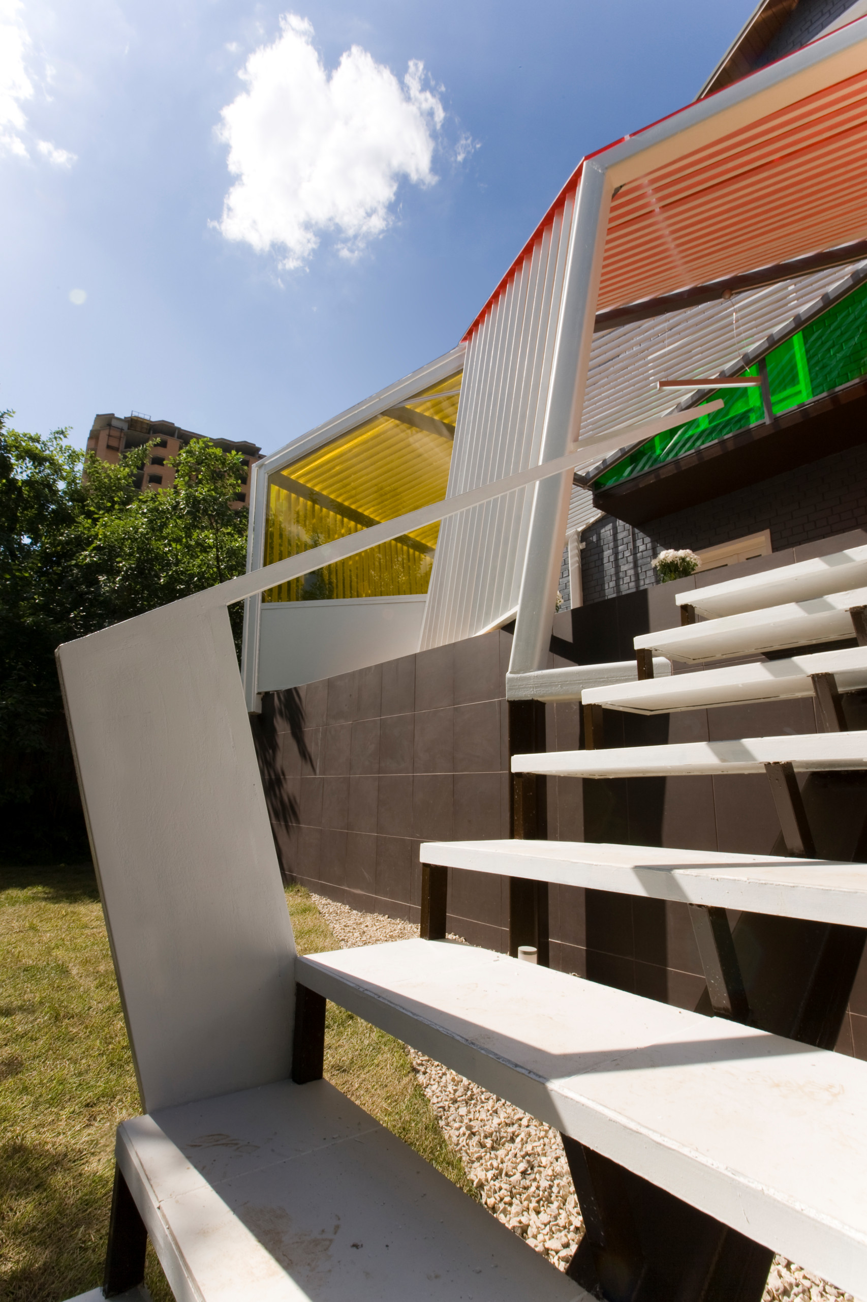 Проект недели: Терраса с оптимистичными цветными панелями