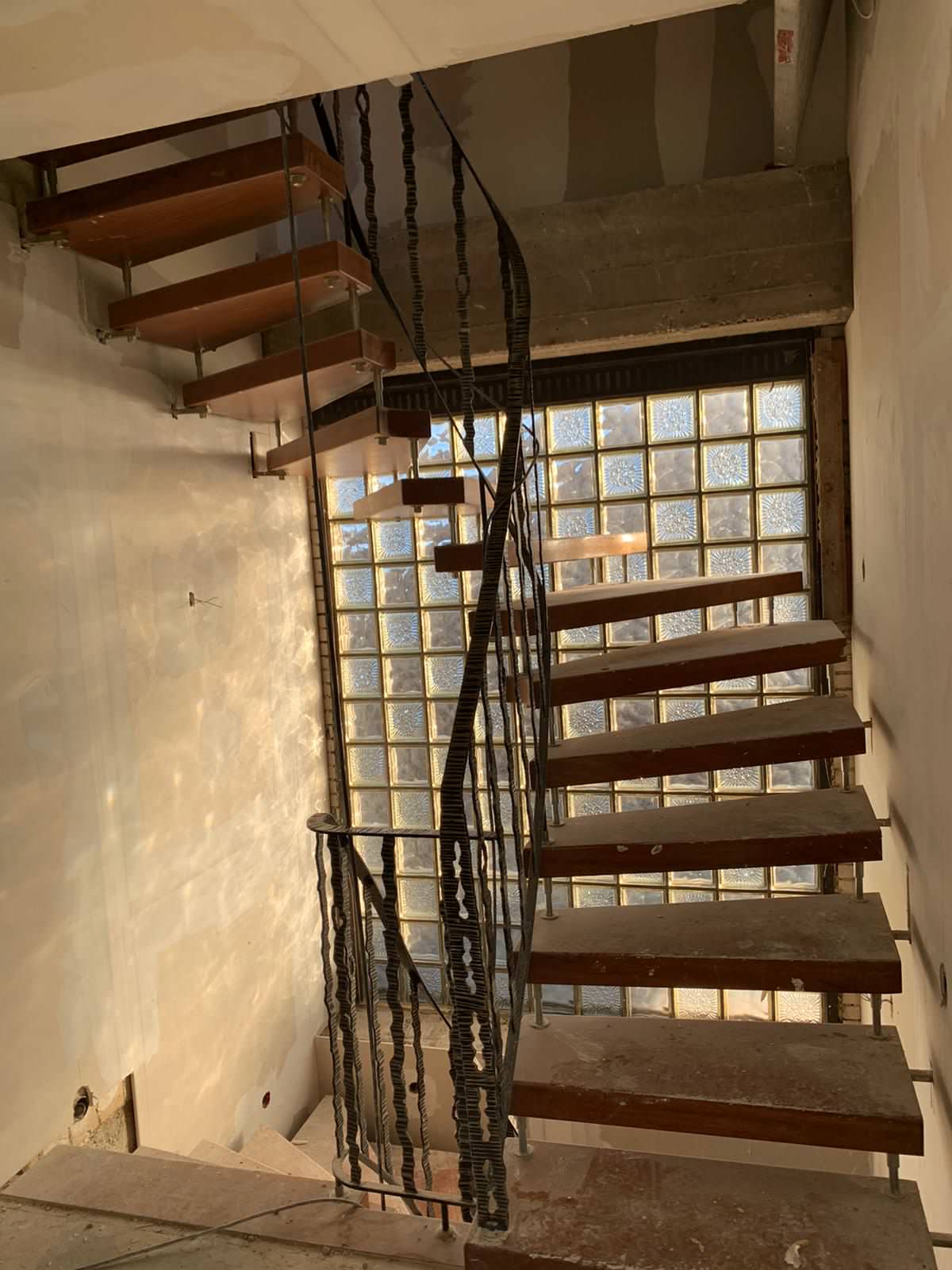 До и после: Черная лестница с эффектным изгибом