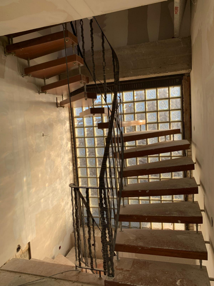 До и после: Черная лестница с эффектным изгибом