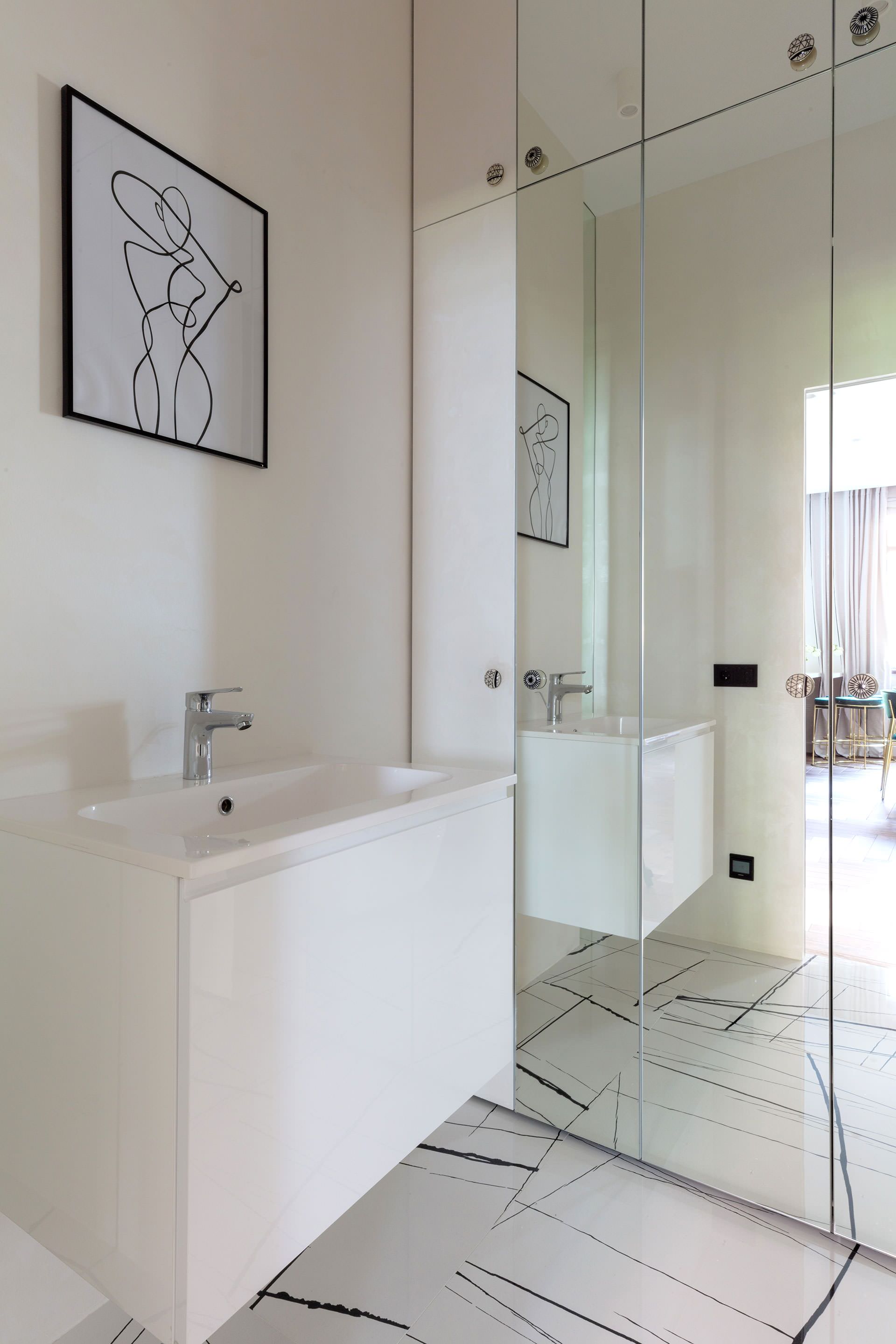 Houzz Казахстан: Квартира с потайной дверью и суперкухней
