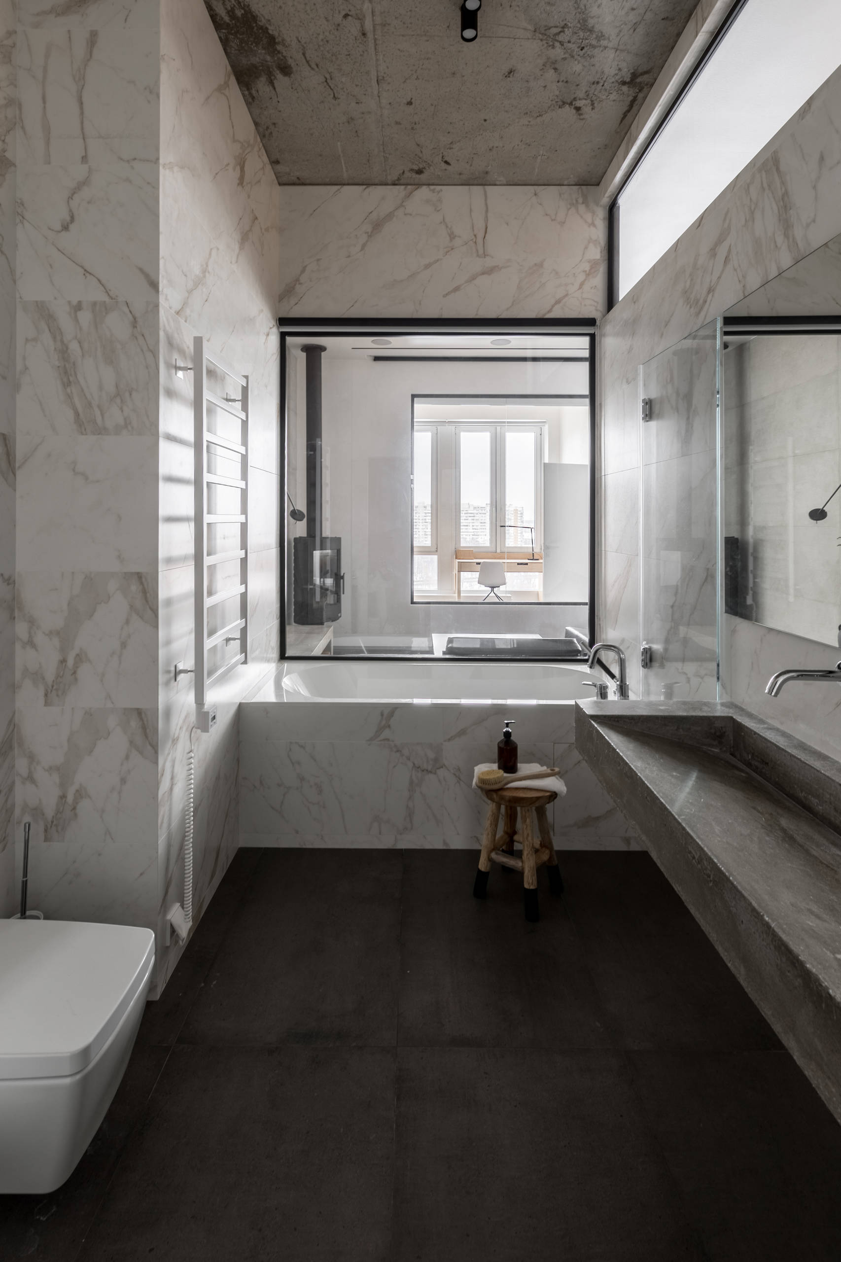 Houzz тур: Квартира с чёрной спальней и прозрачным санузлом