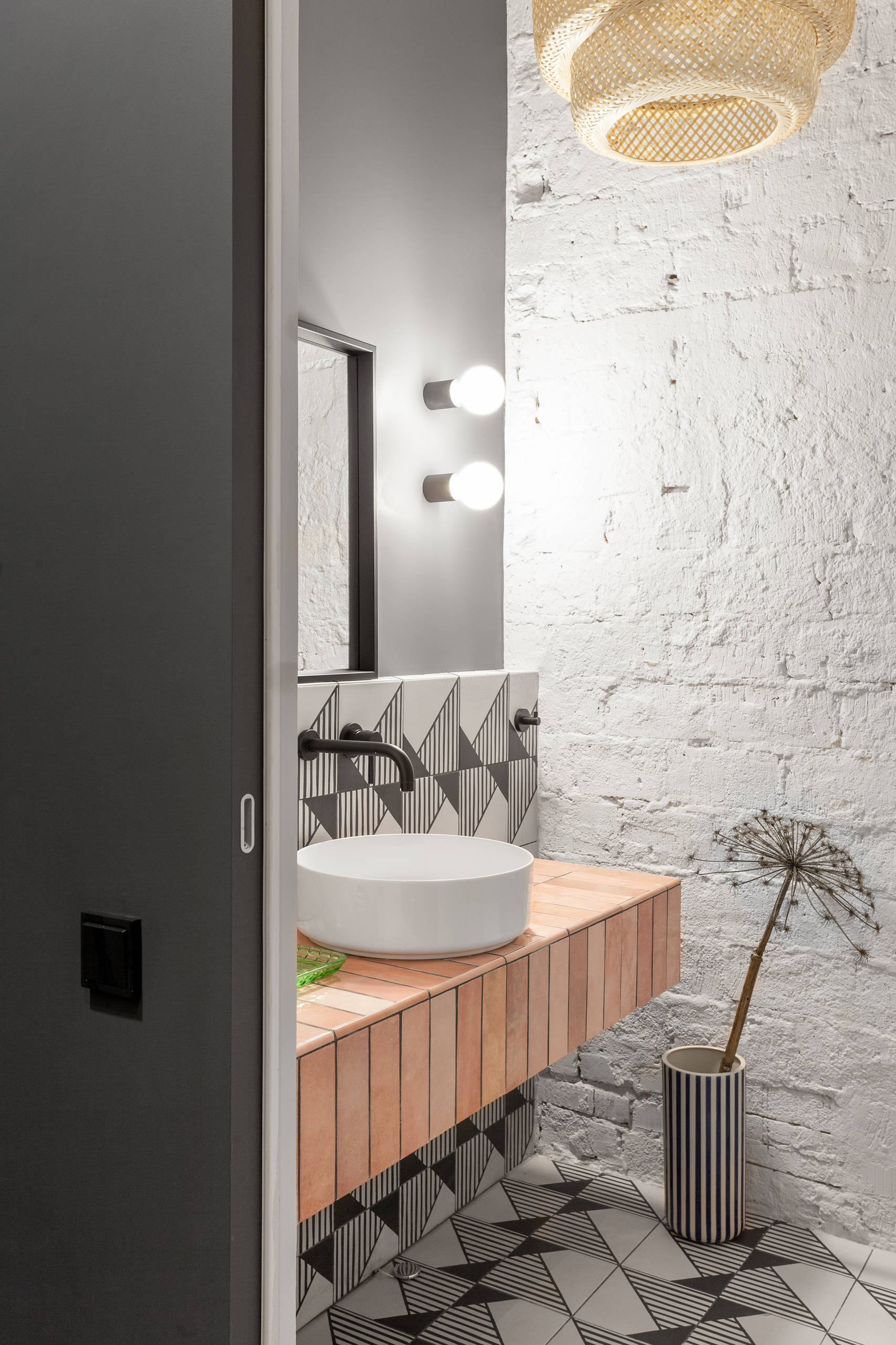 Houzz тур: Квартира в духе 1970-х — с розовым туфом и винтажем