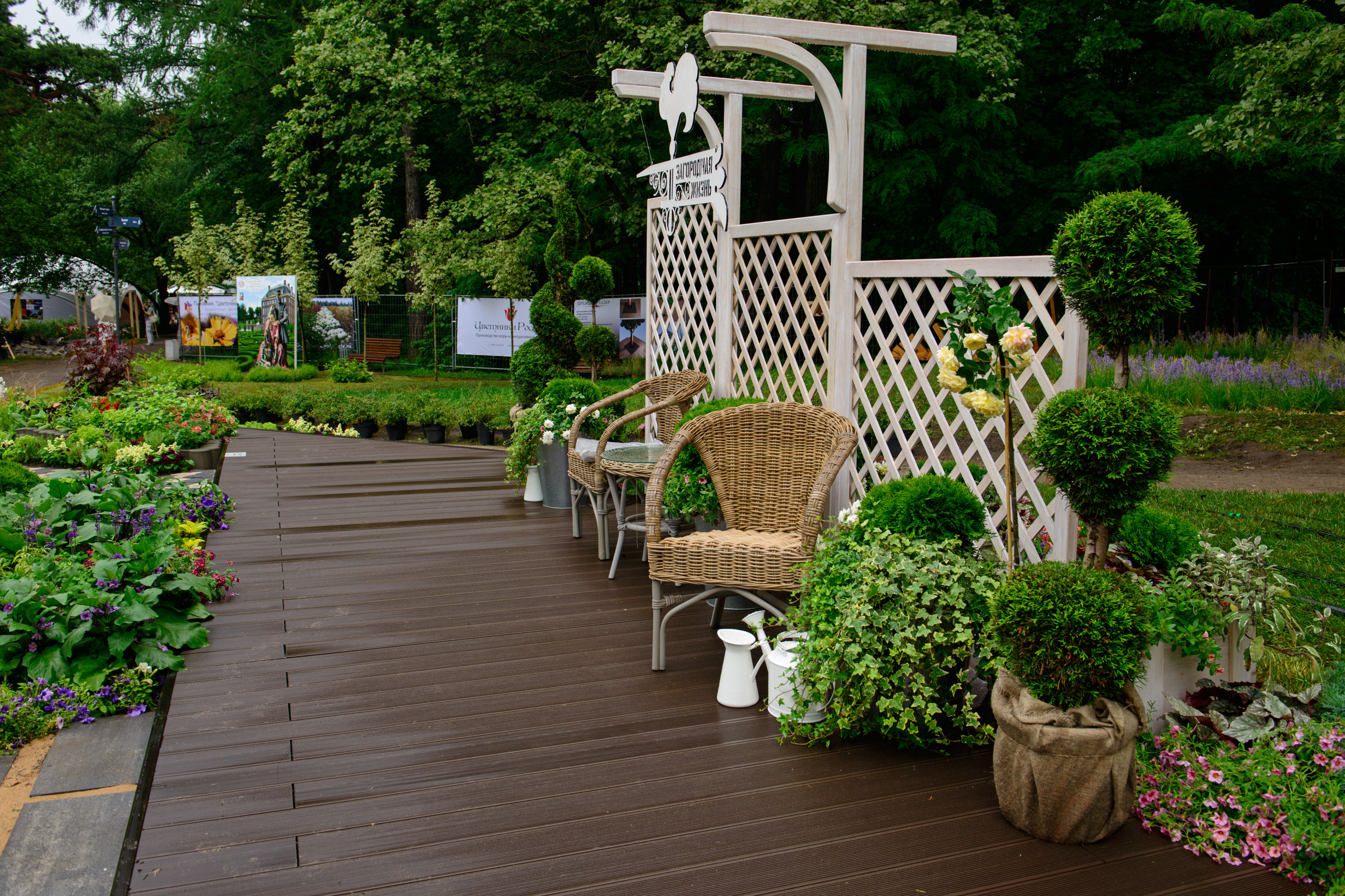 Выход на паркет: Садовый настил как доступная альтернатива террасам