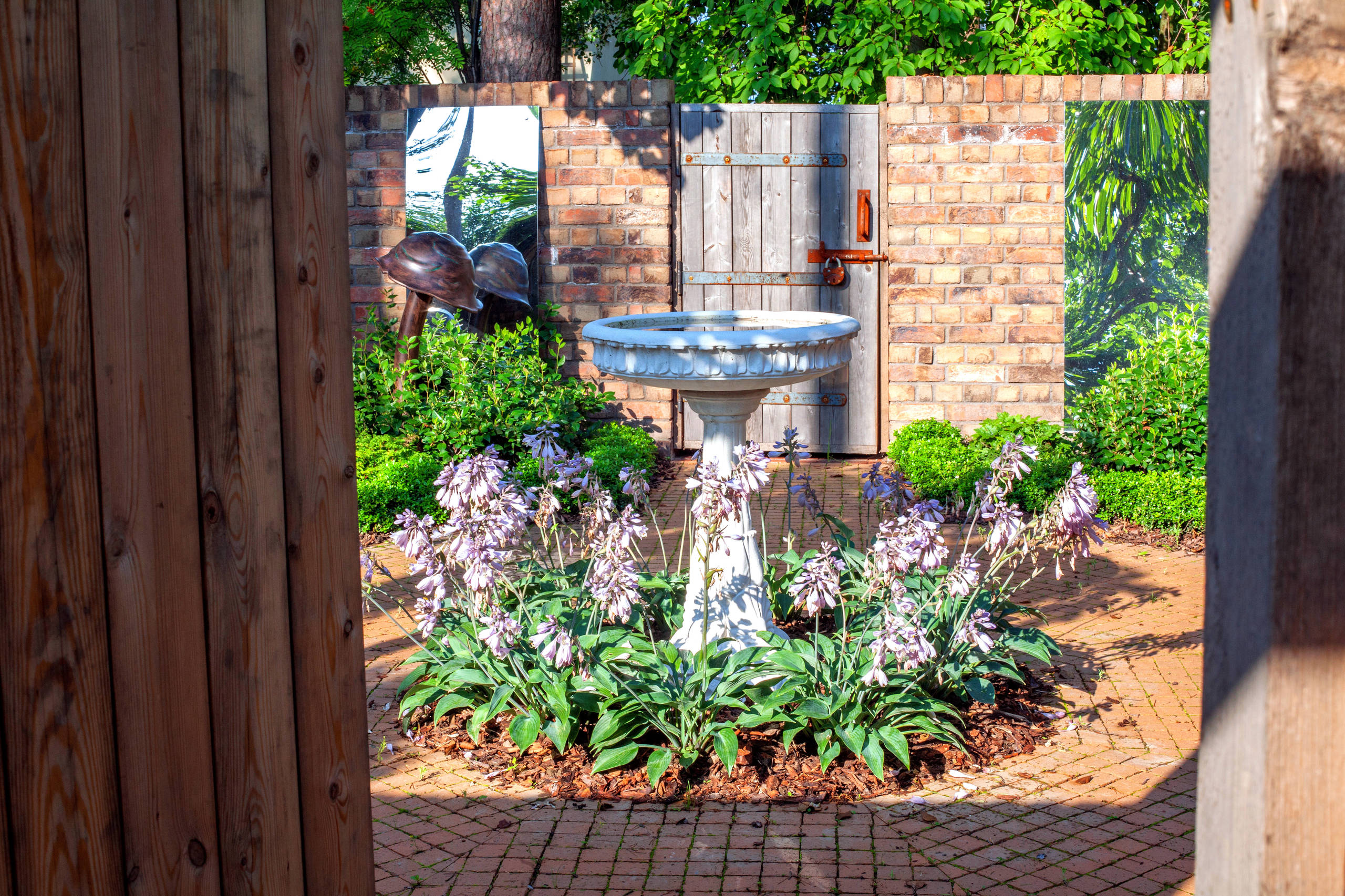 Просто фото: 16 идей, чем занять пару метров до забора