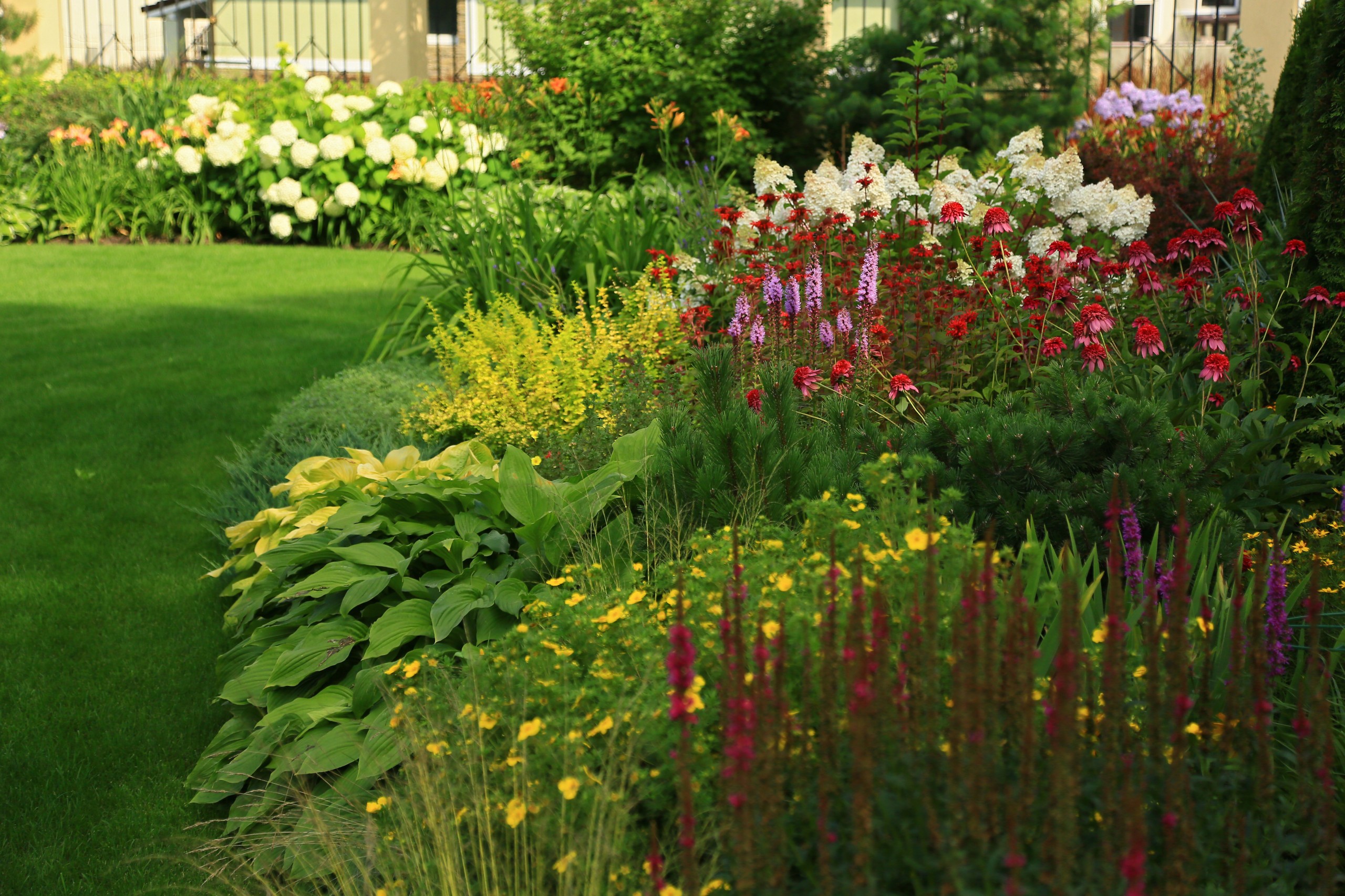 На краю цвета: Из чего сделать бордюры для клумбы