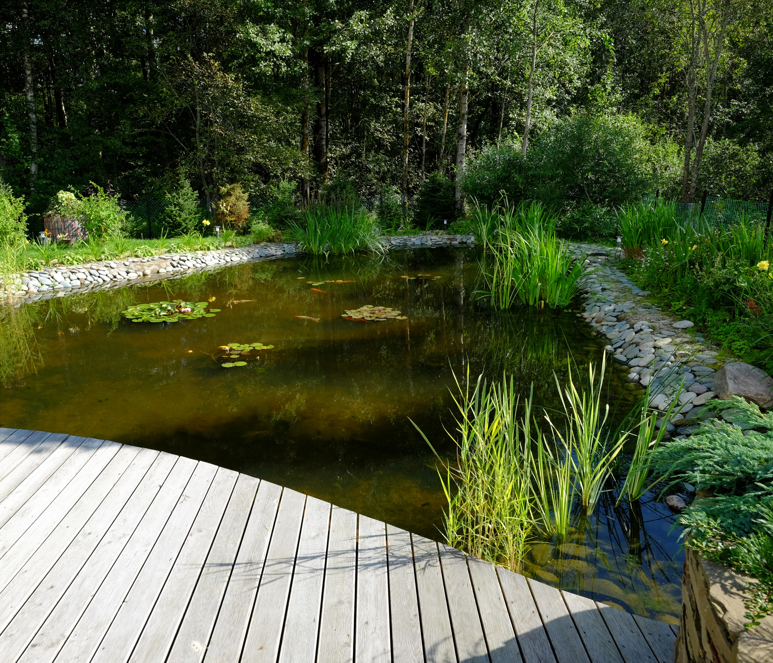 Выход на паркет: Садовый настил как доступная альтернатива террасам