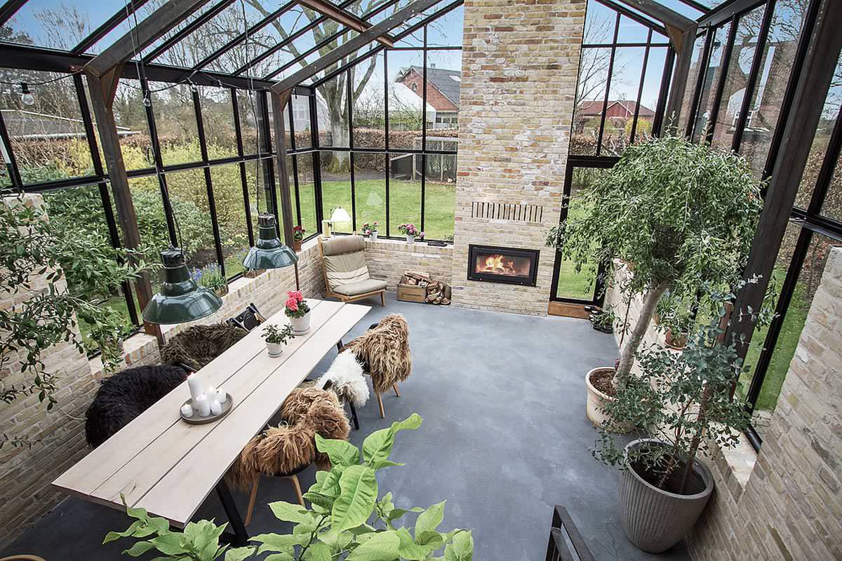 С миру по идее: Гостиная с камином в загородном доме