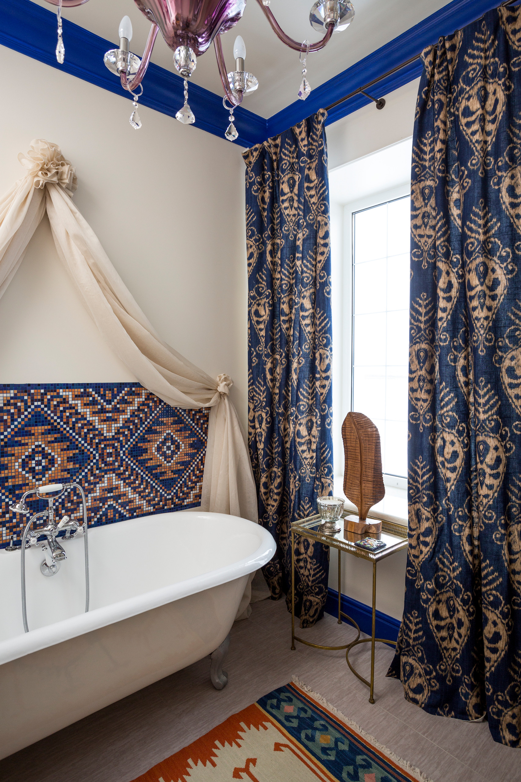 Houzz тур: Камин с изразцами и русские мотивы в доме для трех поколений