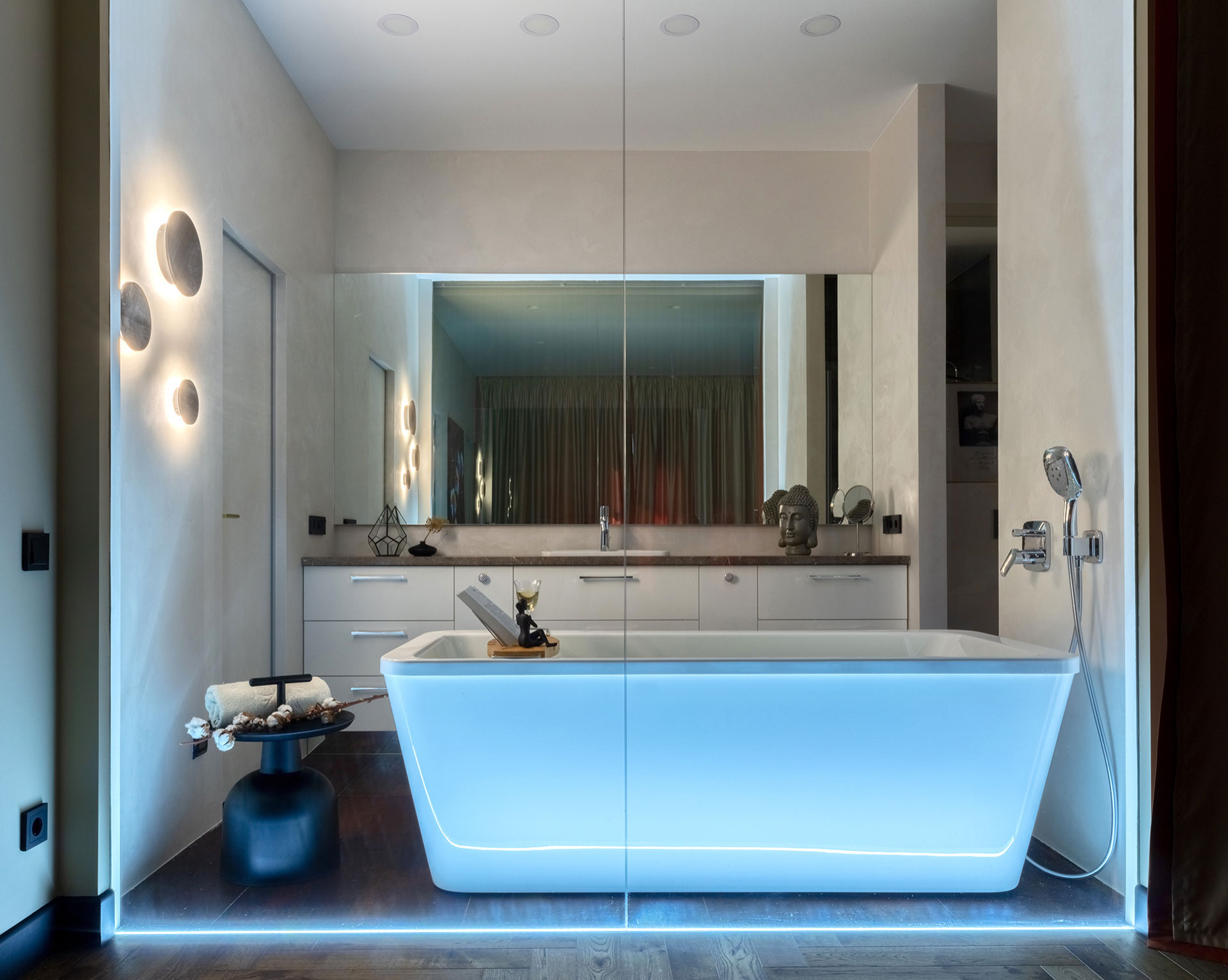 Houzz Казахстан: Квартира с потайной дверью и суперкухней