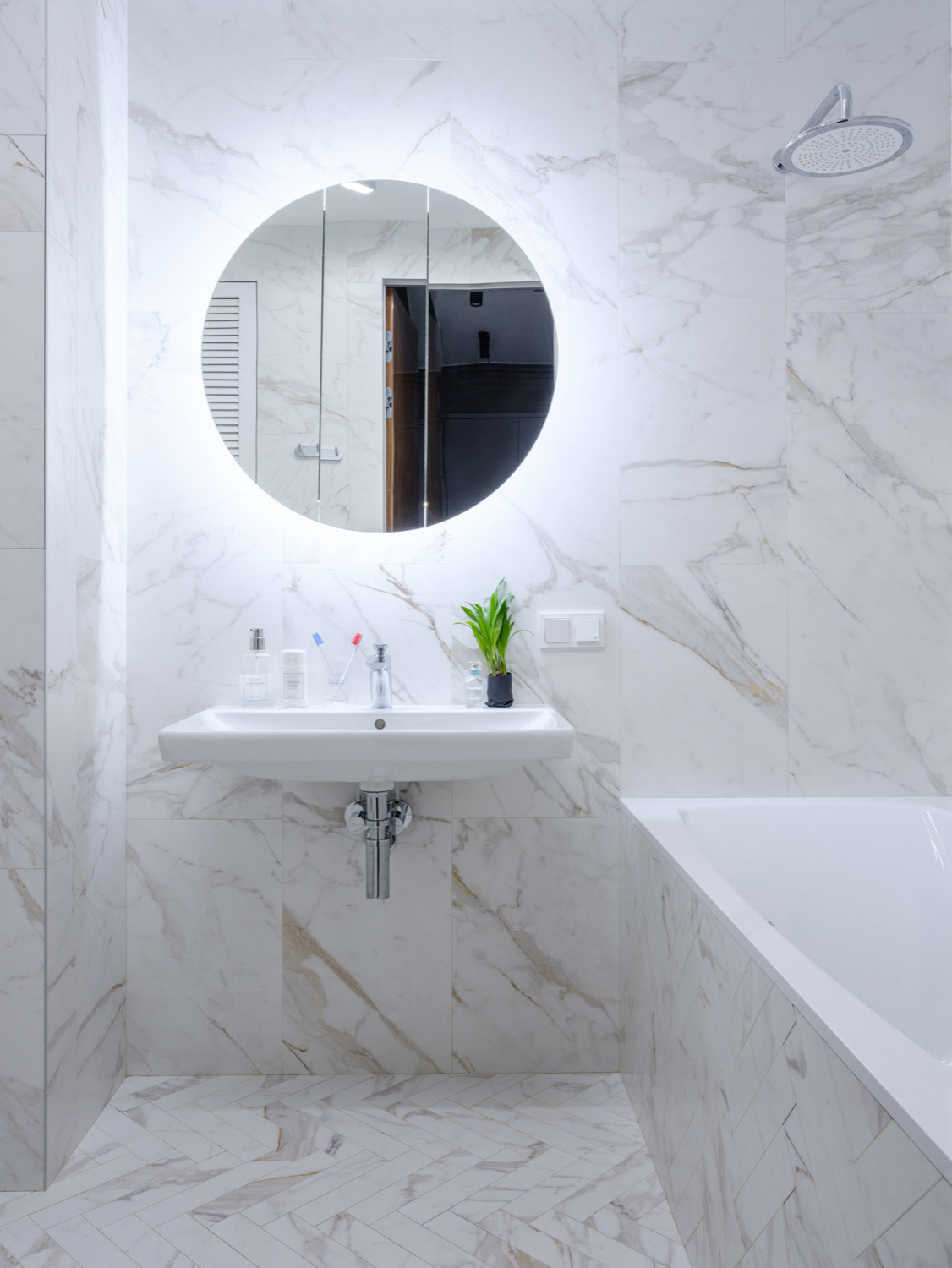 Houzz тур: Квартира с радиусной стеной и невысокими потолками