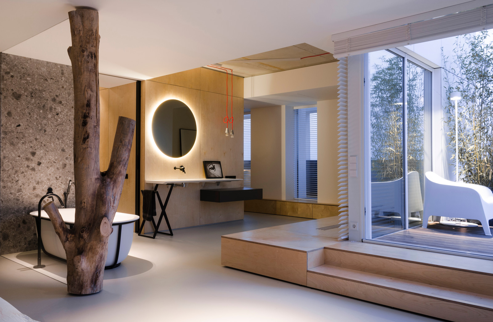 Houzz Молдавия: Пентхаус с настоящим деревом в спальне