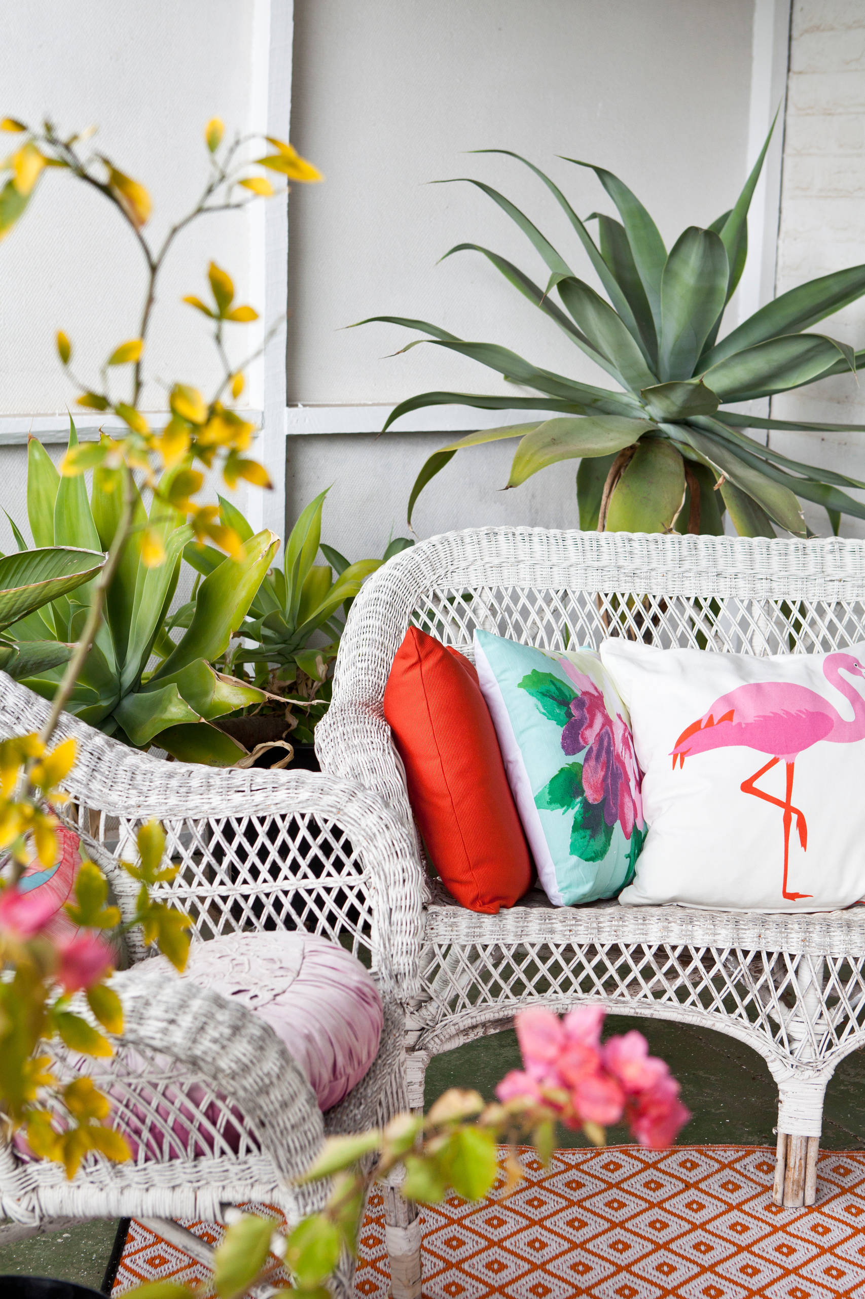 Обставляем лужайку: 8 стратегий украшения ландшафта мебелью