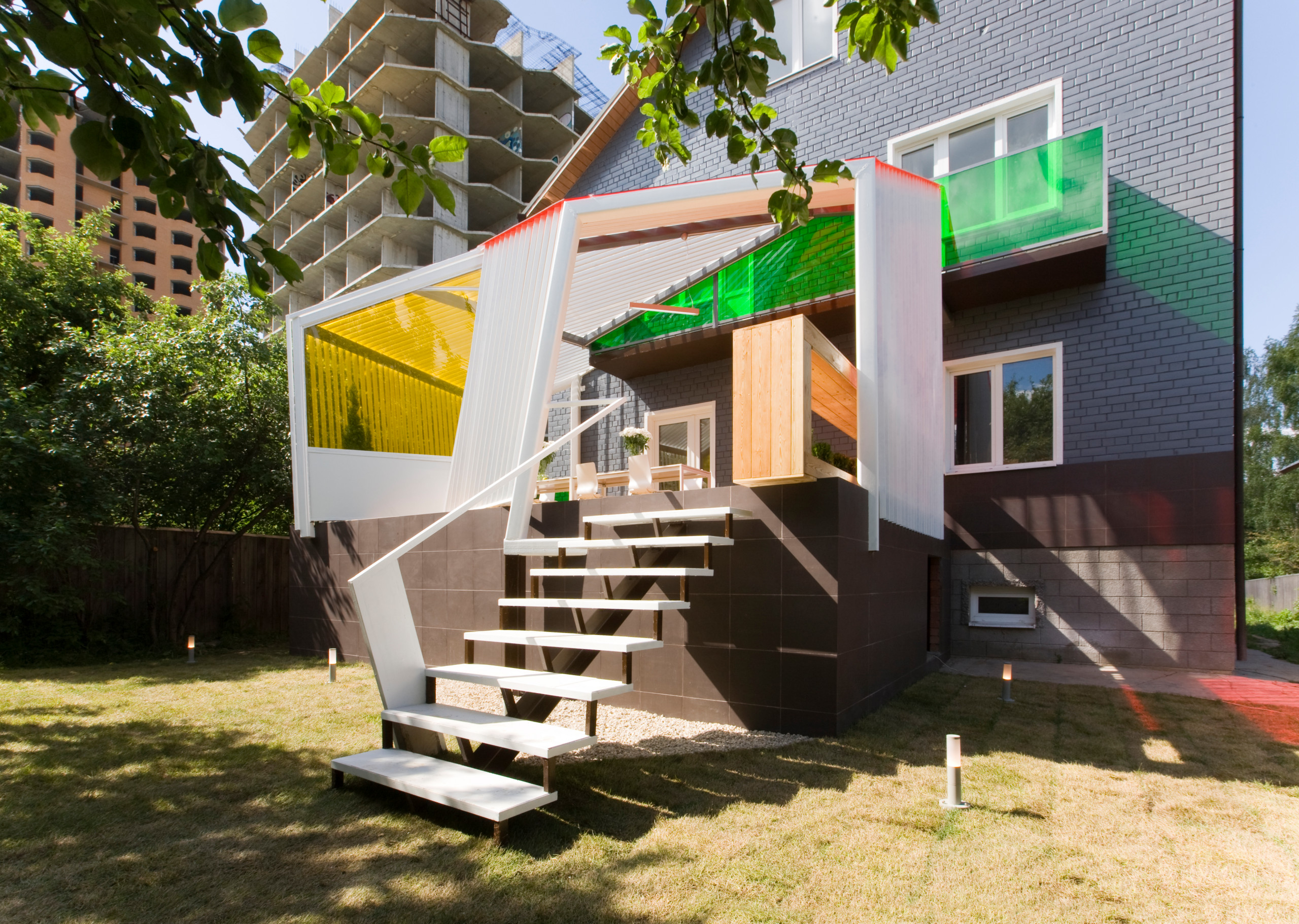 Проект недели: Терраса с оптимистичными цветными панелями