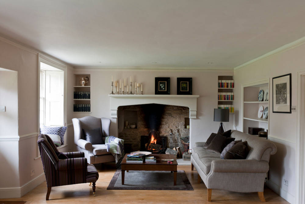 С миру по идее: Гостиная с камином в загородном доме