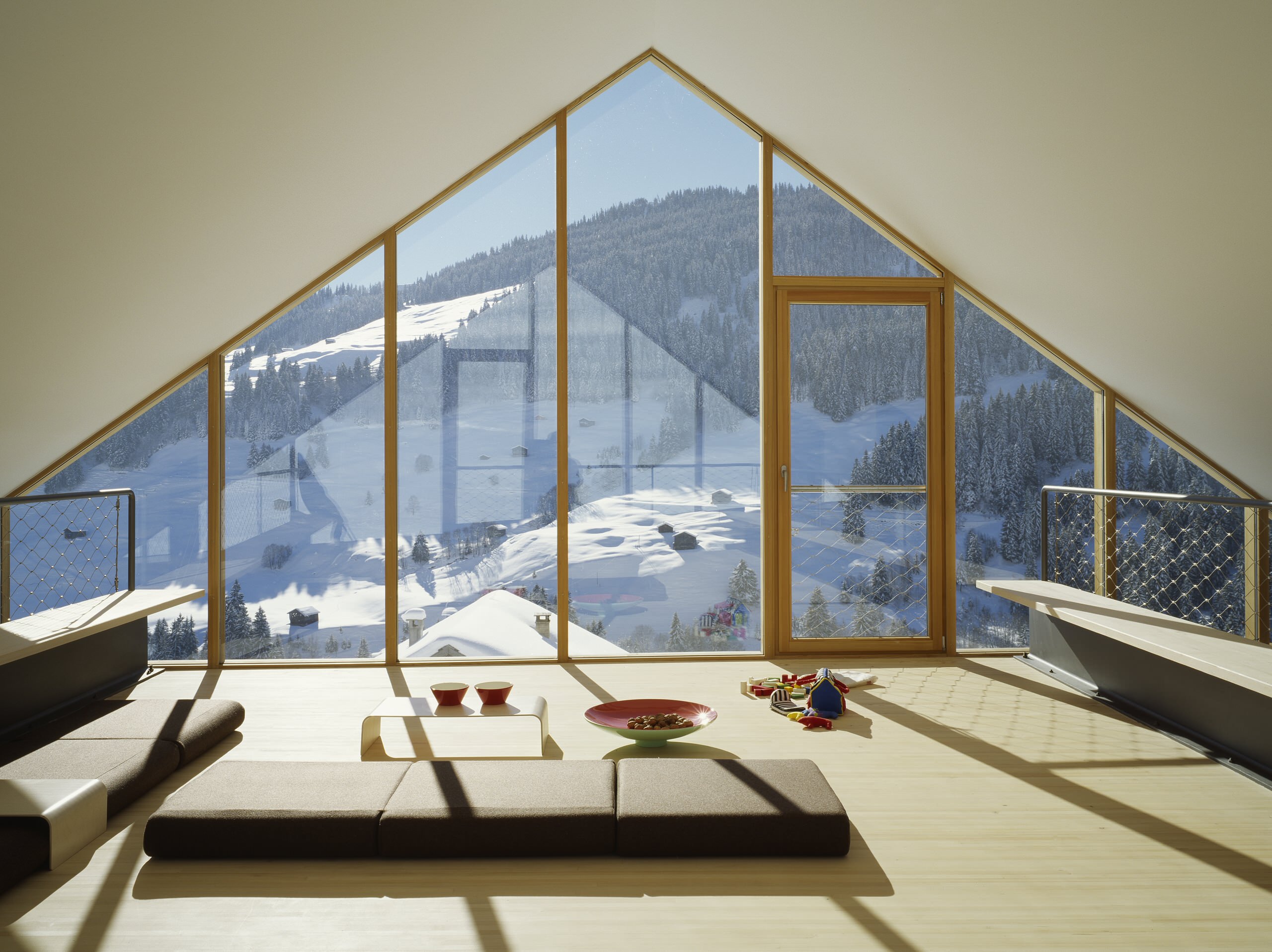 Houzz Швейцария: Дом в Альпах с пандусами вместо лестниц