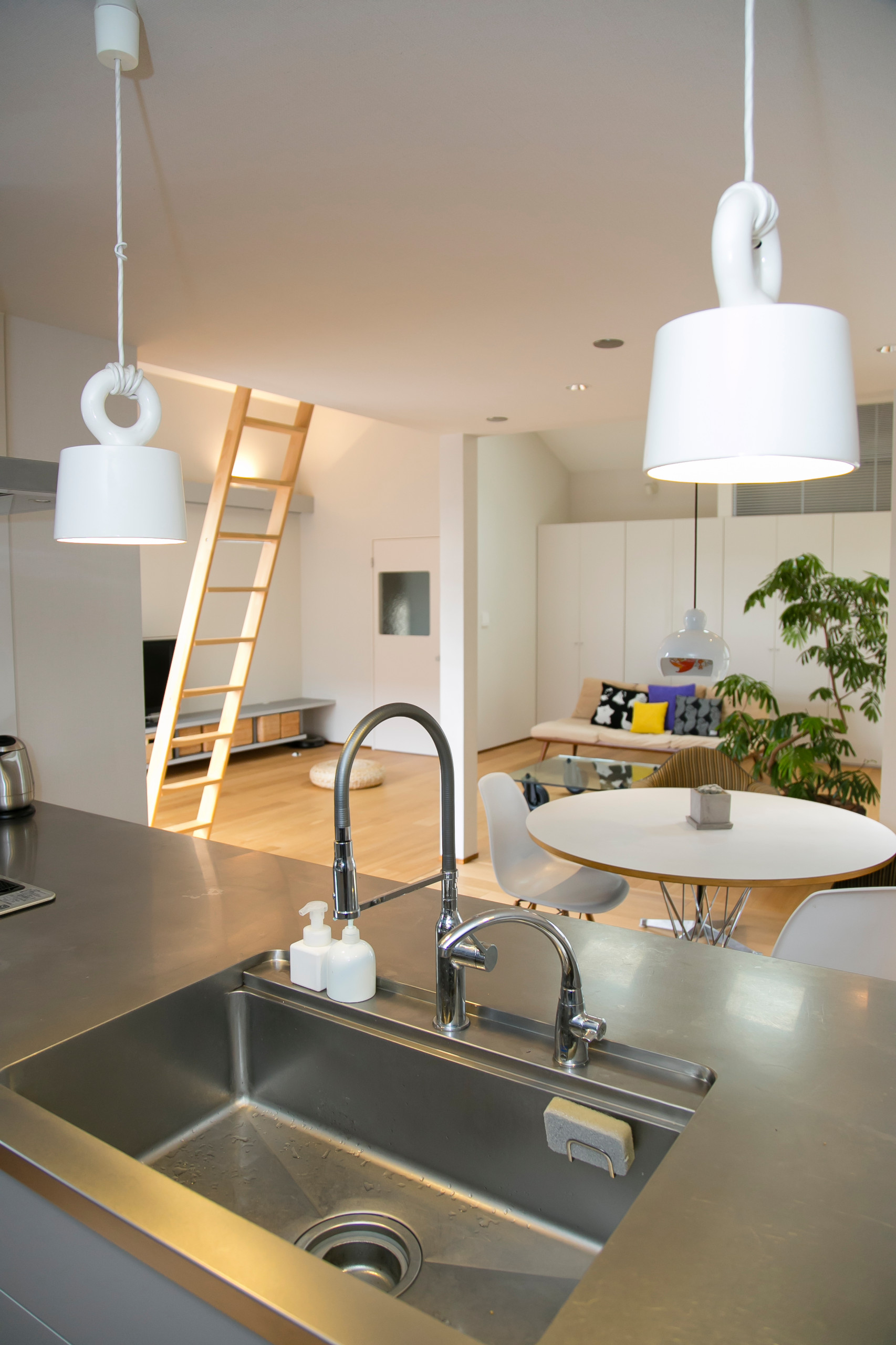 Houzz Япония: Дом арт-директора для семьи и друзей